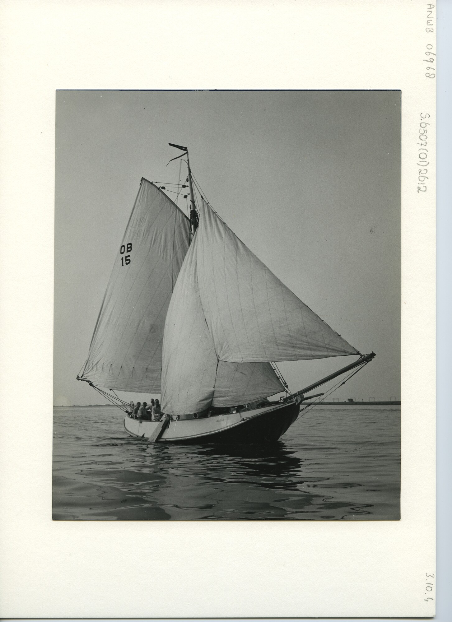 S.6507(01)2612; De hoogaars Anna, zeilnummer OB 15, zeilt met halve wind en kalm weer op open water; foto