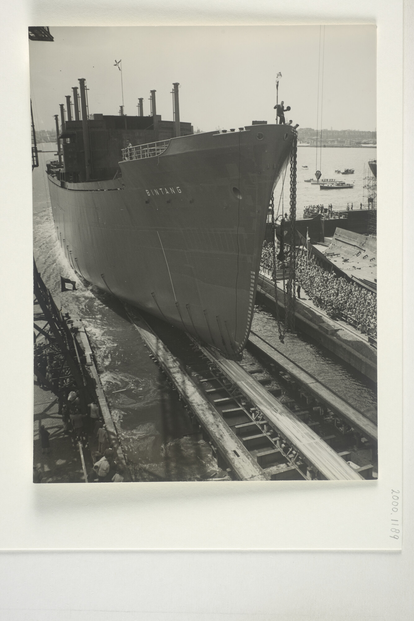 2000.1189; Foto's van de tewaterlating van het vrachtschip ms. 'Bintang' van de SMN bij de Nederlandsche Dok en Scheepsbouw Maatschappij [...]; fotoreportage