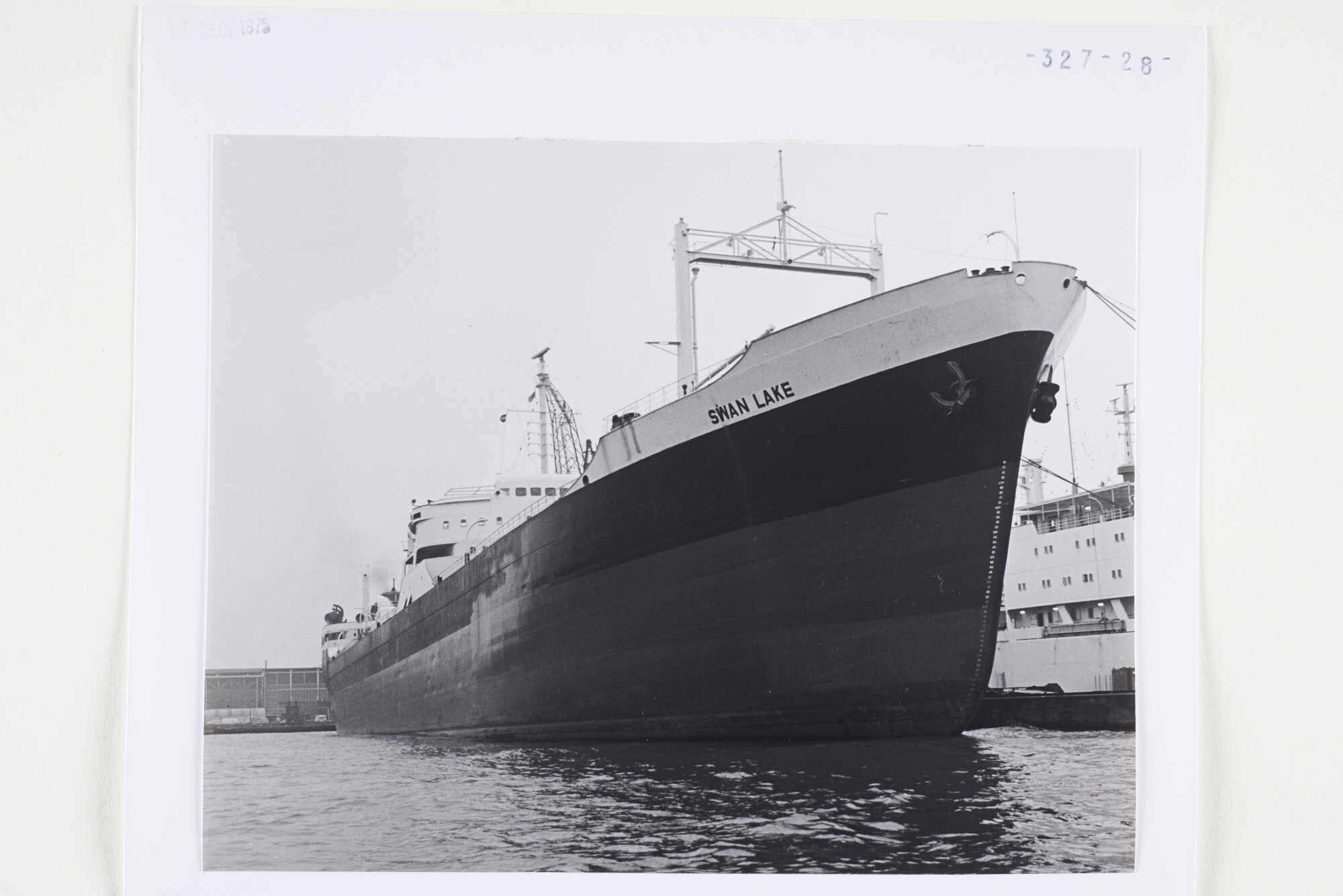 S.5444(5820)1; Foto van de tanker Swan Lake aan een reparatiekade van de NDSM; foto