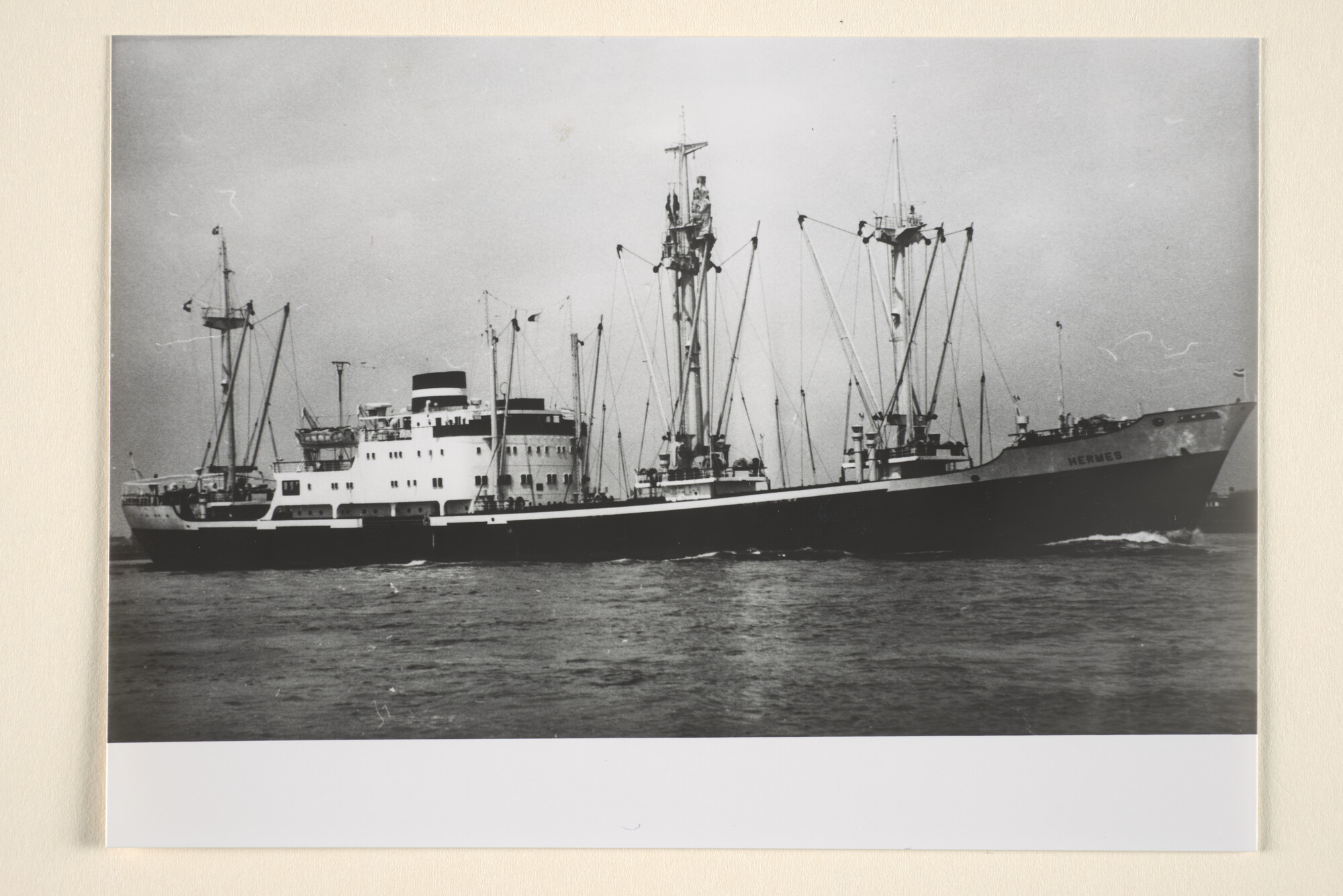 1995.6827; Het vrachtschip ms. 'Hermes' van de KNSM; foto