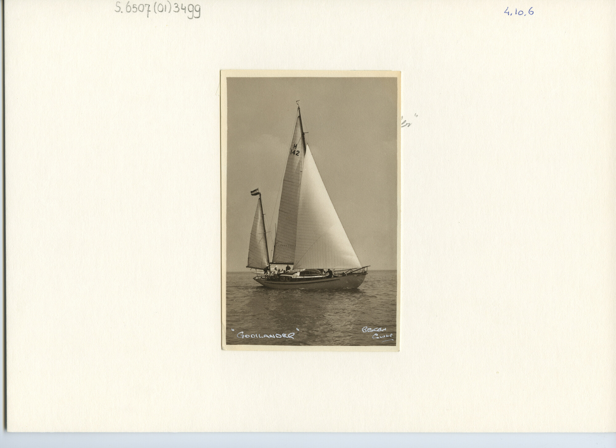 S.6507(01)3499; Foto van de witte stalen toren-yawl Gooilander (H 142) zeilend op open water; foto