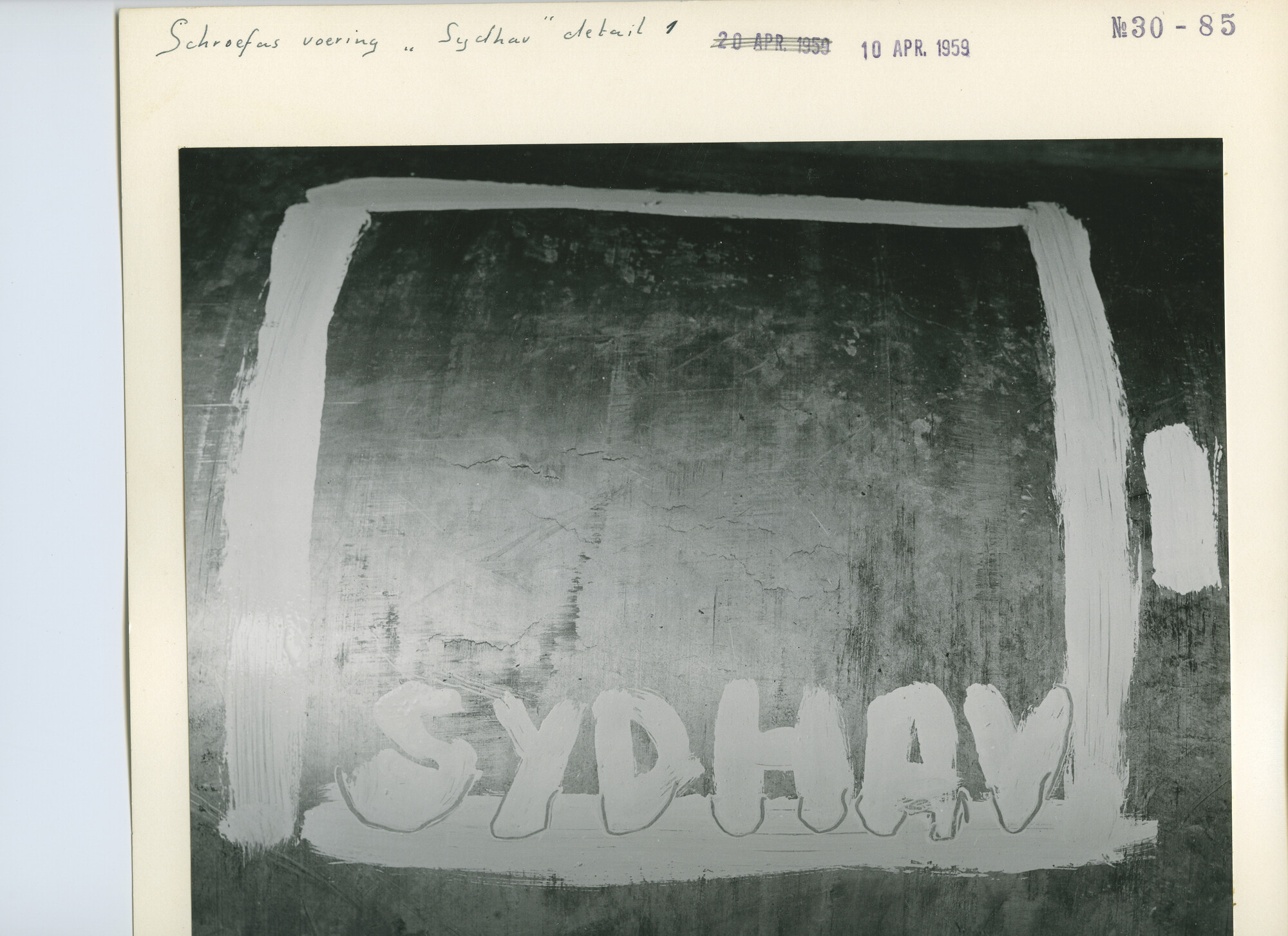 S.5444(3468)1; Foto van schade aan de schroefasvoering van de Sydhav; foto