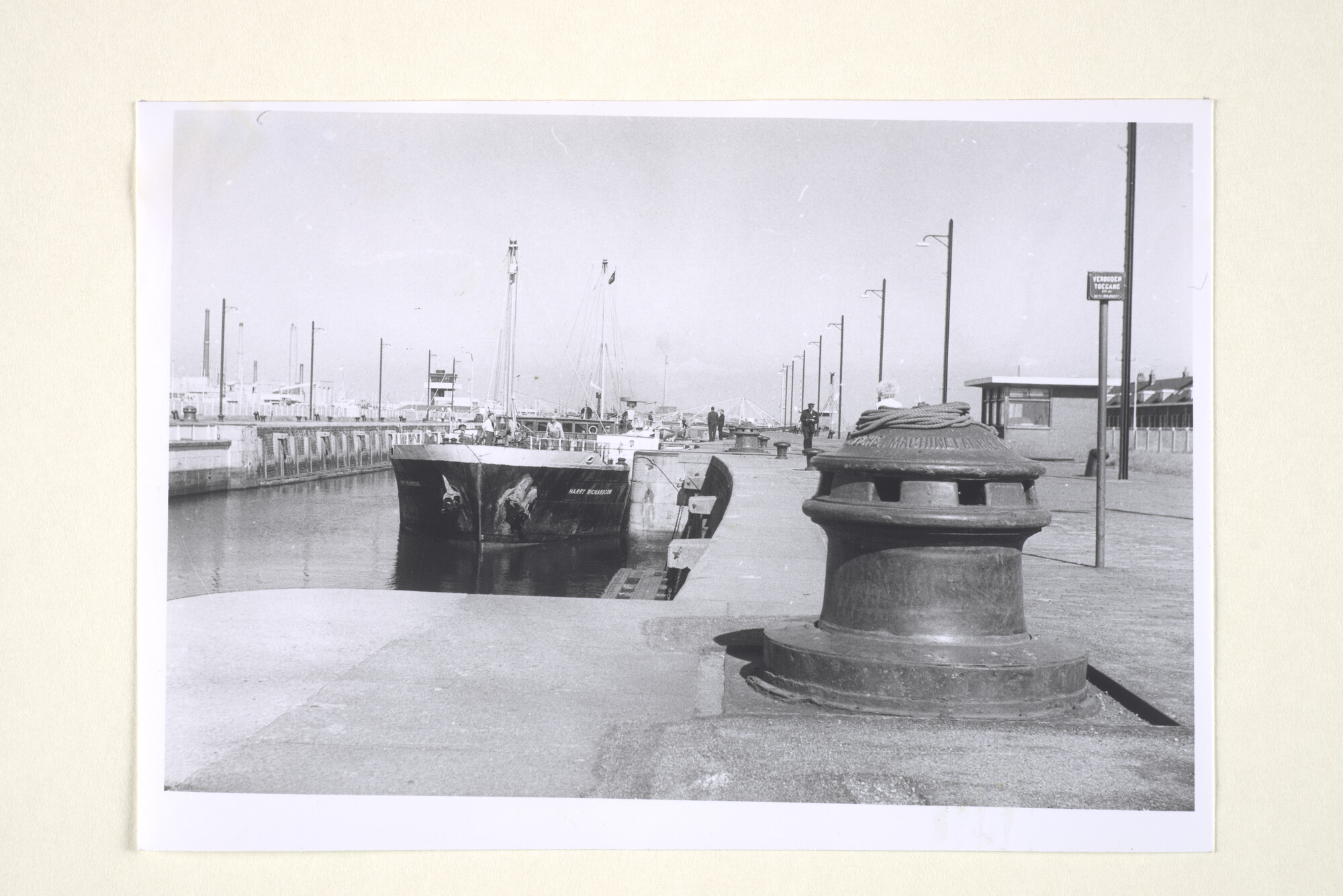 1997.1076; De middensluis bij IJmuiden; foto