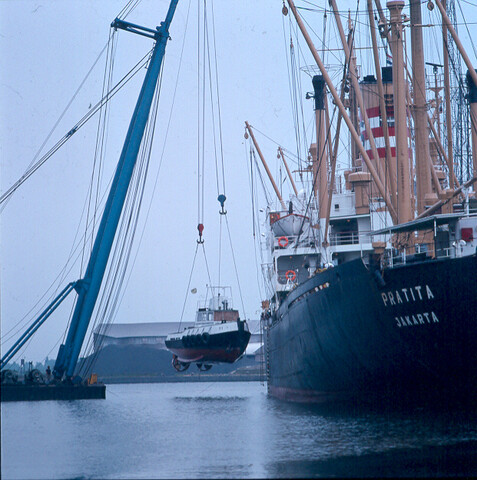 S.9100(8824); Dia van het Indonesische vrachtschip ms. 'Pratita' uit Jakarta; diapositief