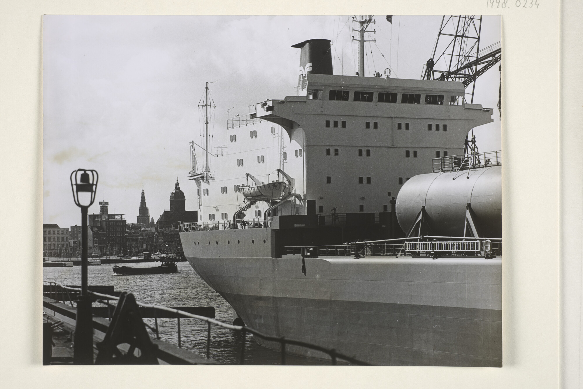 1998.0234; Foto's van de Britse chemaciliëntanker ms. 'Post Charger' van P & O Lines uit Londen ligt voor onderhoud bij de ADM te Amsterdam [...]; fotoreportage