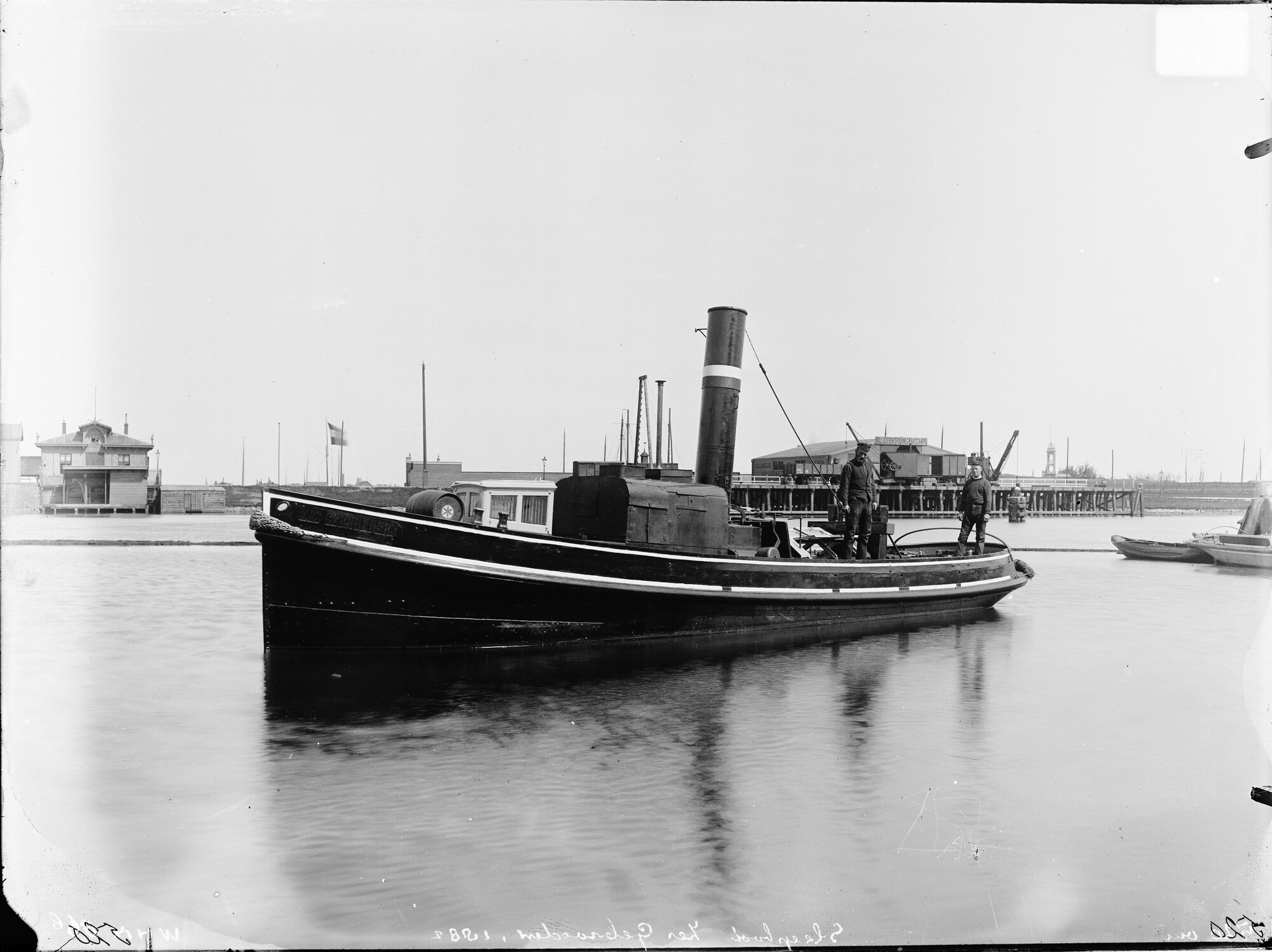 S.1156(06)129a; Negatief van de stoomsleepboot Zes Gebroeders, gebouwd in 1882 op de werf van Meursing te Amsterdam voor J.P. Korthals Altes; negatief