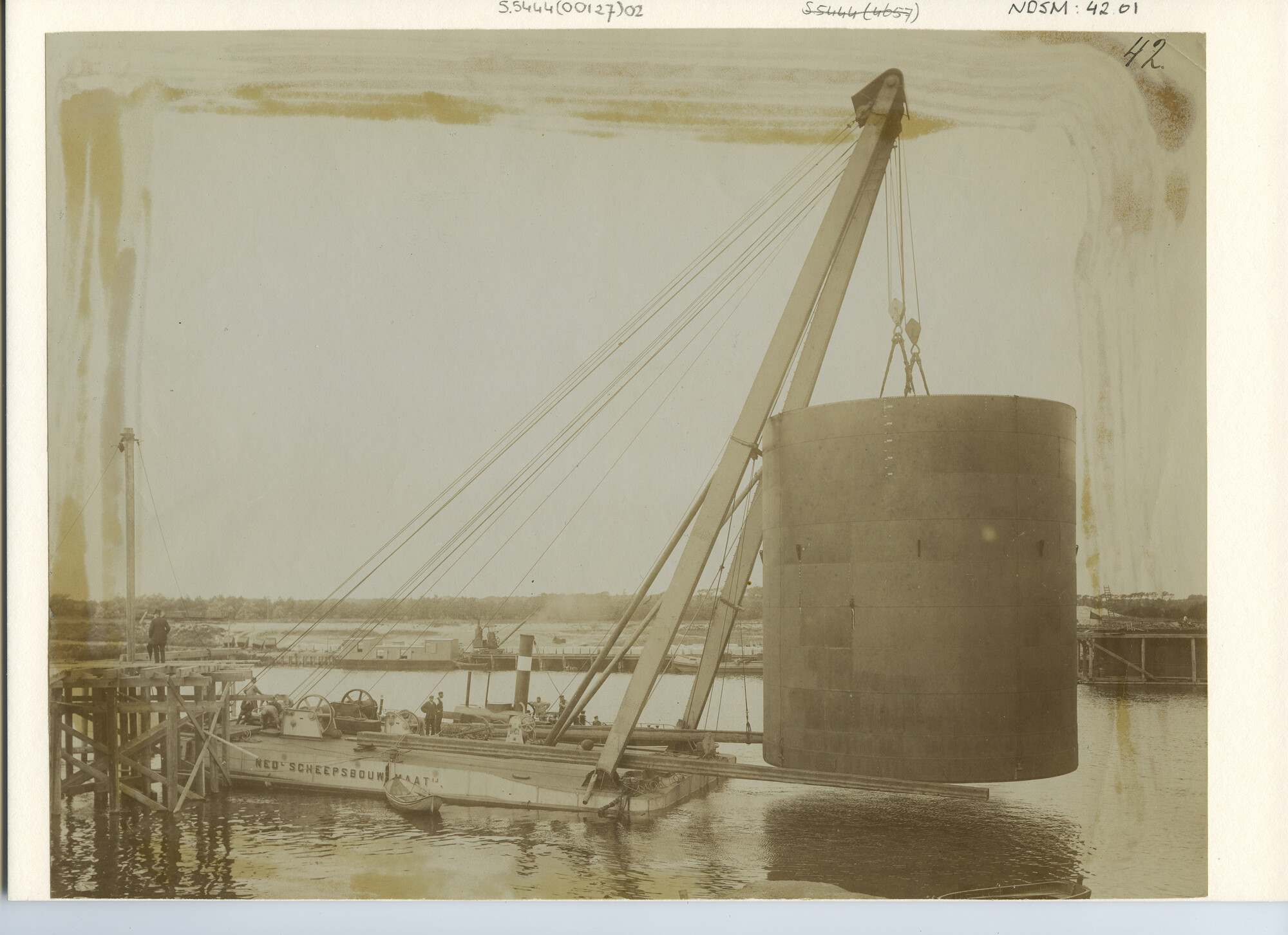 S.5444(0127)2; Foto van de caissons gebouwd door de NSM in opdracht van M.J. van Hattum te Sliedrecht; foto