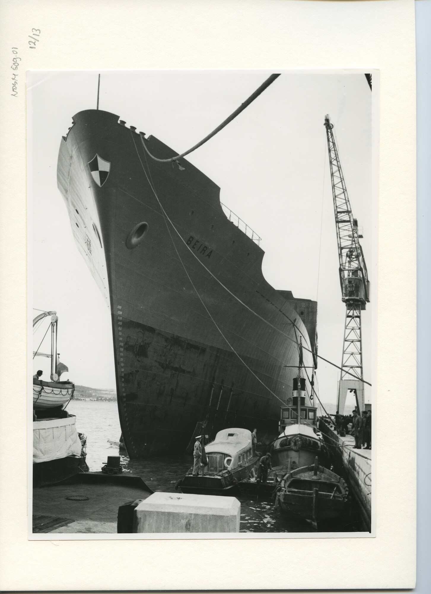 S.5444(2928)12; Foto van de tewaterlating en inzegening van het Portugese vrachtschip ms. Beira; foto