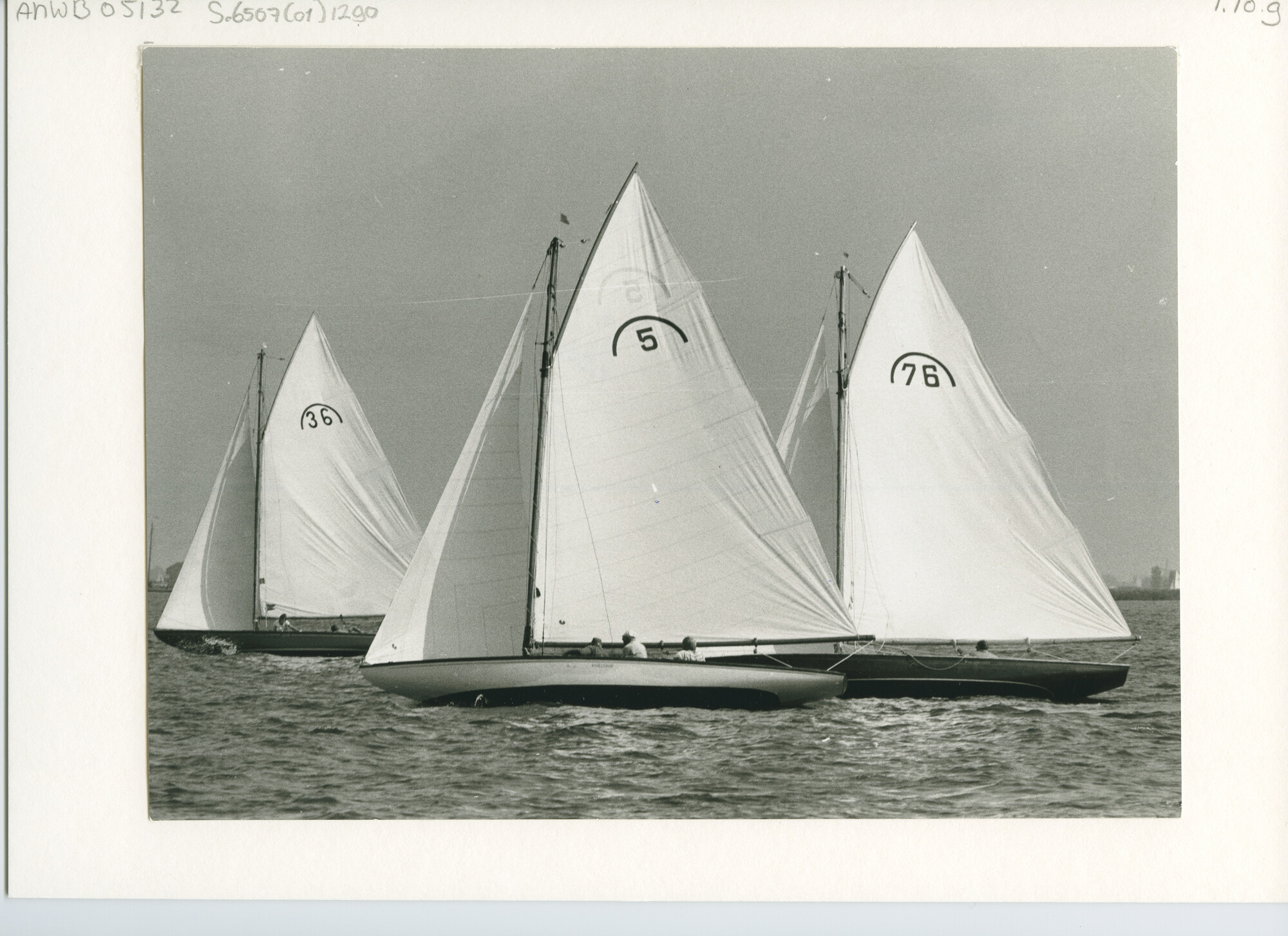 S.6507(01)1290; Foto van regenboogklasse, met ondermeer nummer 36, 5 en 76.; foto