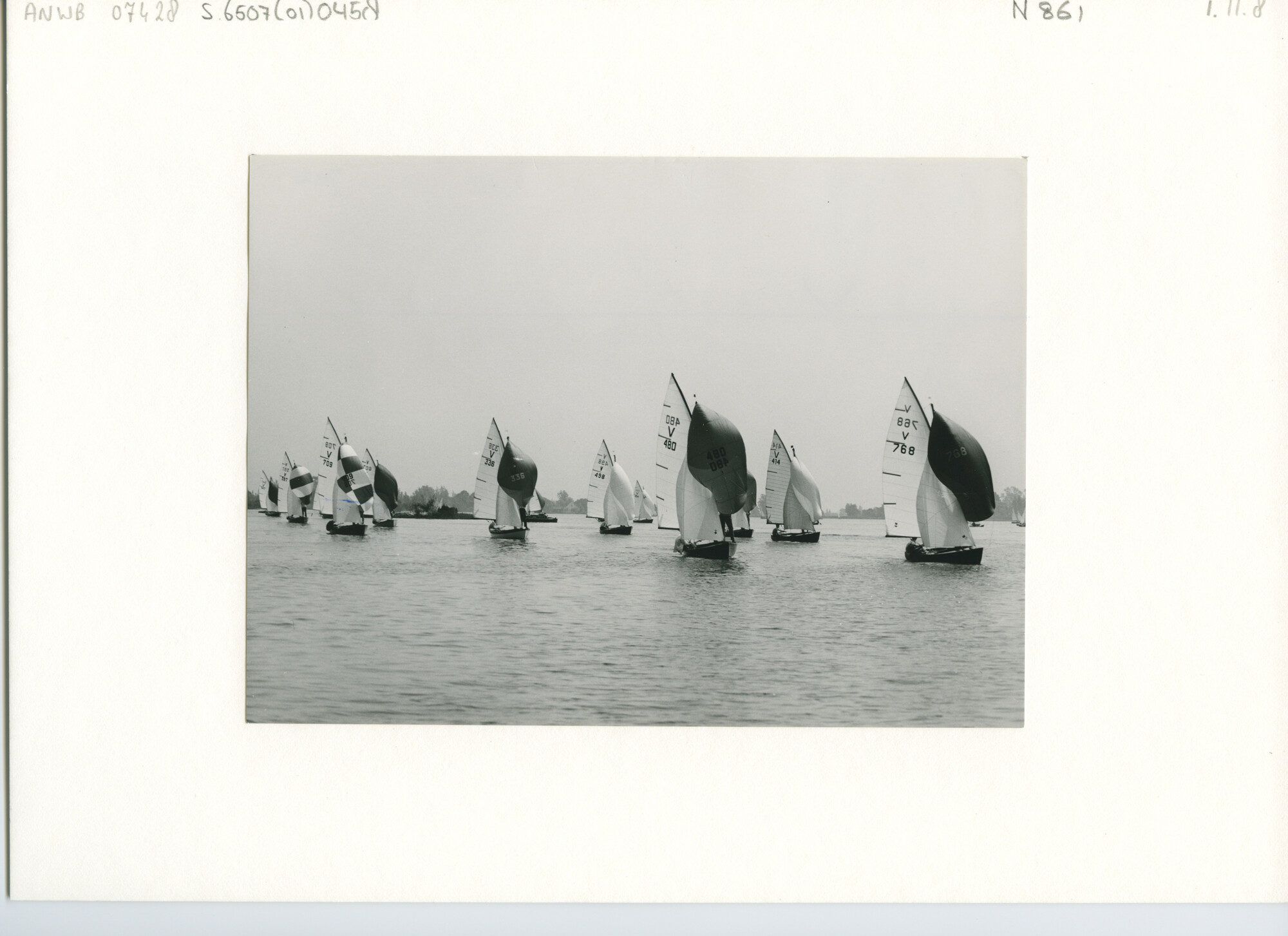 S.6507(01)0458; Goudse Zeilweek 1960: de Vrijheidsklasse voor de wind op s-Gravenbroek; foto