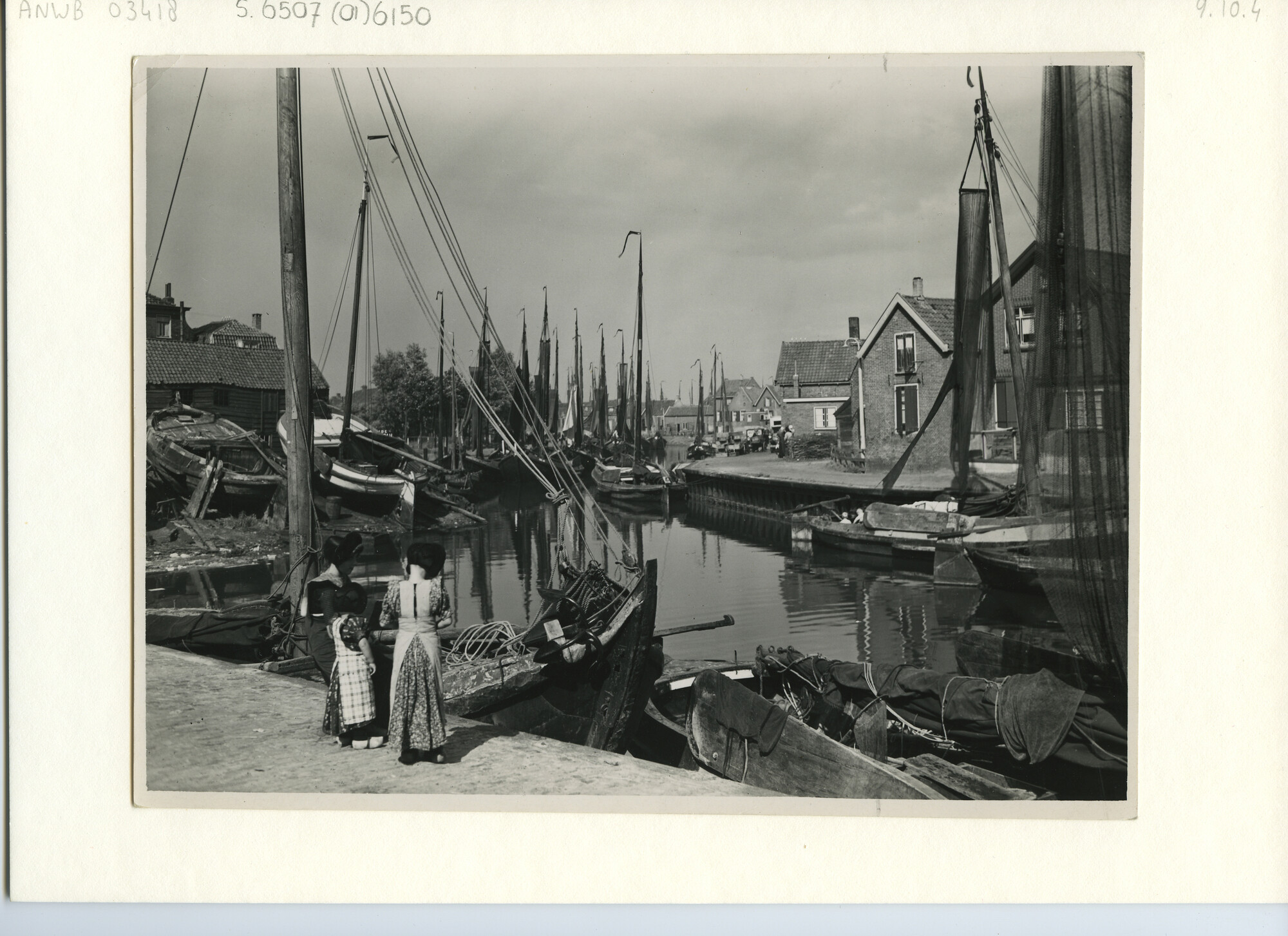 S.6507(01)6150; Foto van haven Spakenburg: kinderen in klederdracht; foto