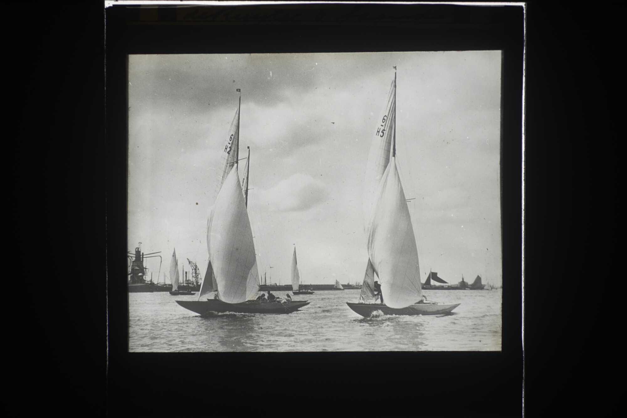 2014.0614; Twaalf lantaarnplaatjes met afbeeldingen van de Nederlandse watersport; lantaarnplaatje