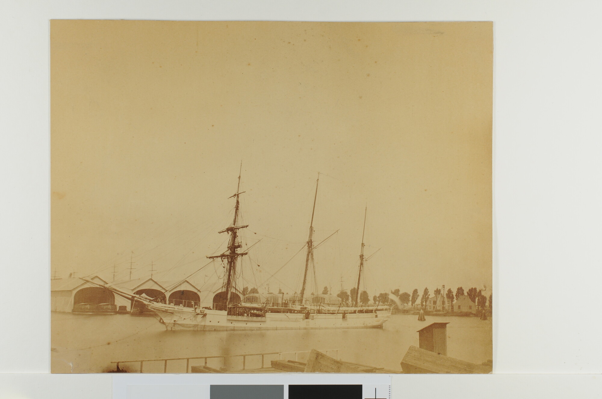 S.0610(12)a; Het schroefstoomschip 4de klasse Hr.Ms. 'Macasser' , bij de Rijkswerf in Amsterdam; foto