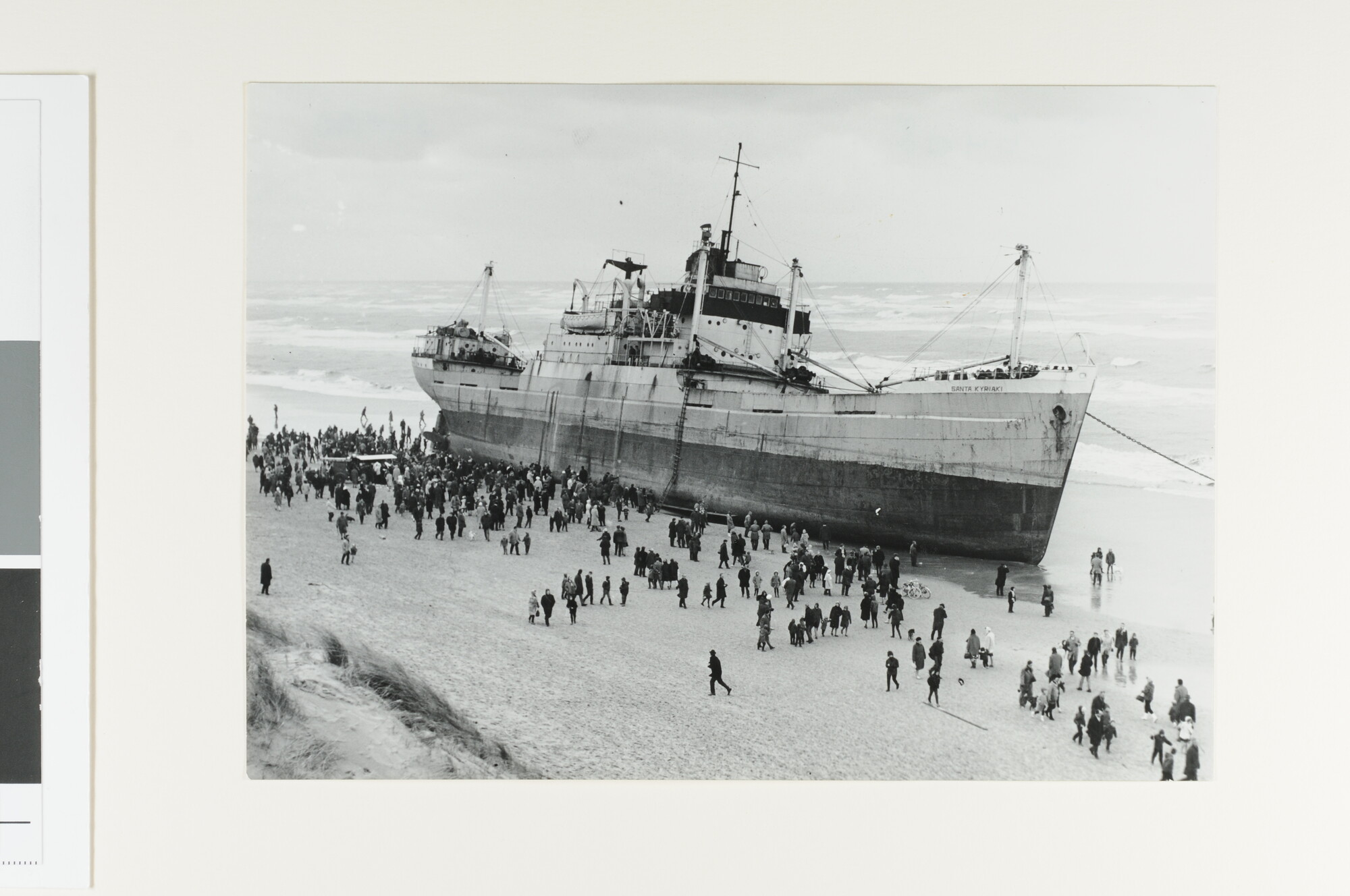 S.6408(0808); Belangstelling van dagjesmensen voor het op de kust van Velsen gestrande Liberiaanse vrachtschip ms. Santa Kyriaki; foto