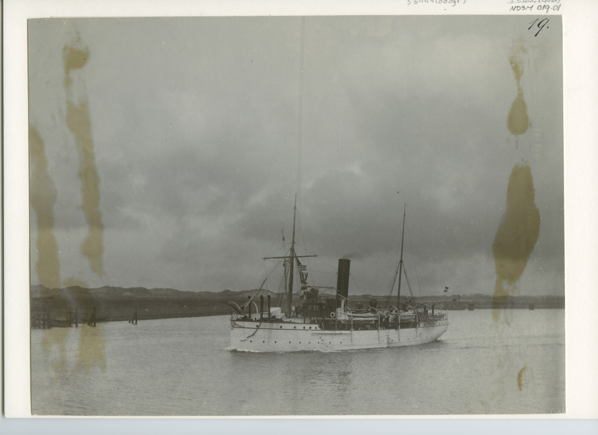 S.5444(0091); Foto van het flottieljevaartuig Hr.Ms. Koetei; foto