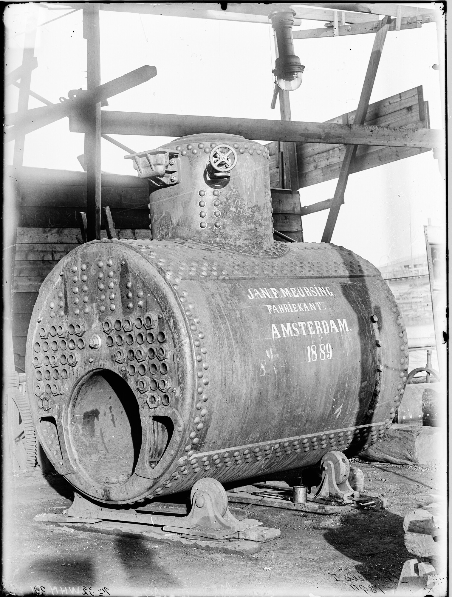 S.1156(06)269a; Een stoomketel (nummer 24) voor het vrachtschip ss. Almelo II; negatief