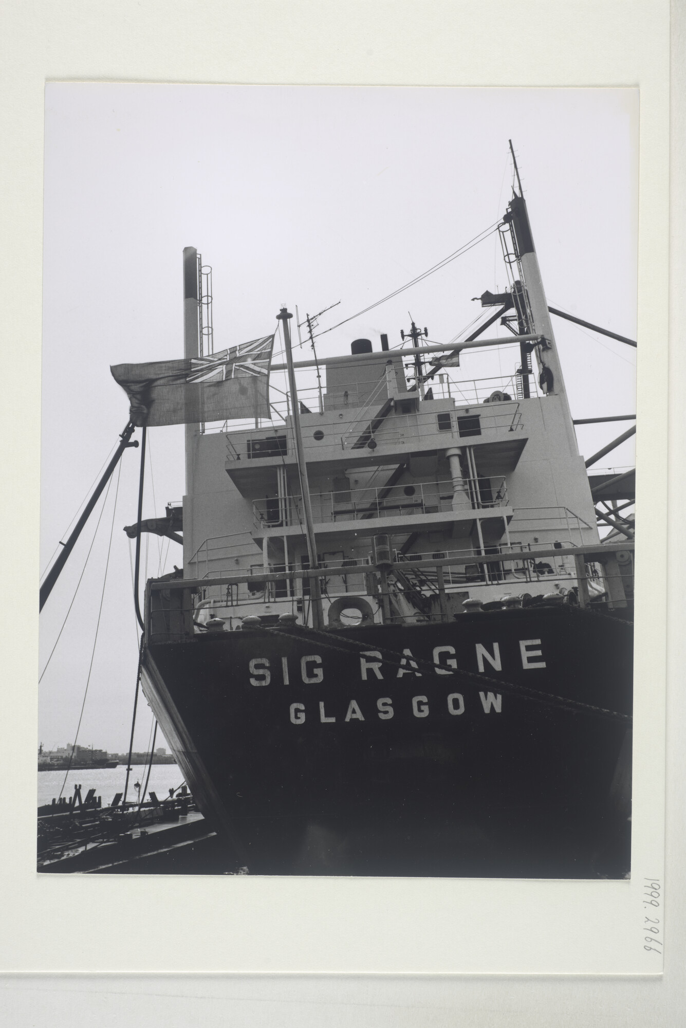 1999.2966; Het Britse vrachtschip ms. 'Sig Ragne' van de Liverpool Liners Ltd uit Glascow aan de steiger van de OBA in de Westhaven te Amsterdam; foto