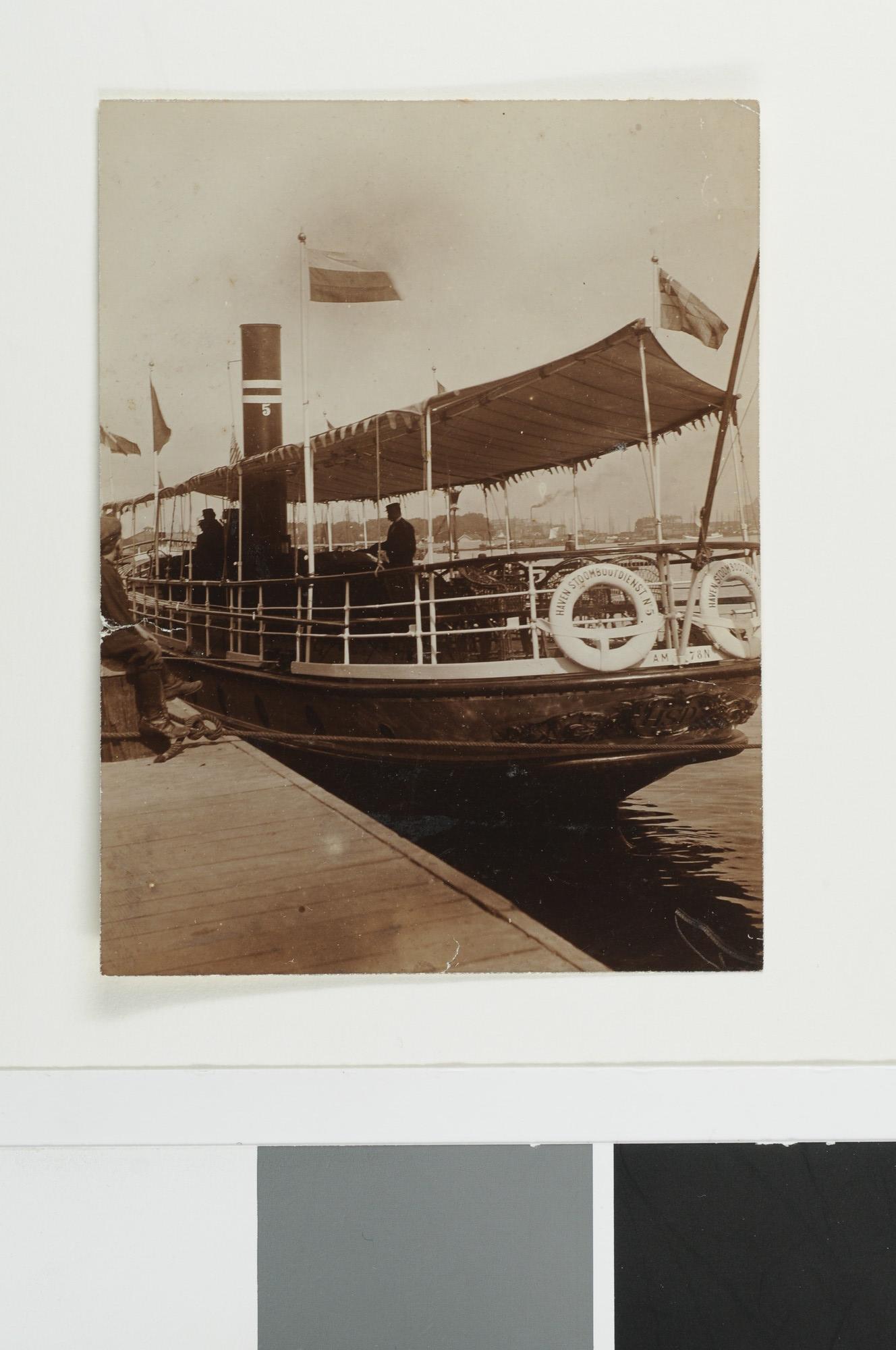 S.5591(16); Fotos van het passagiersschip ss. Havenstoombootdienst 5 van [...]; fotoreportage
