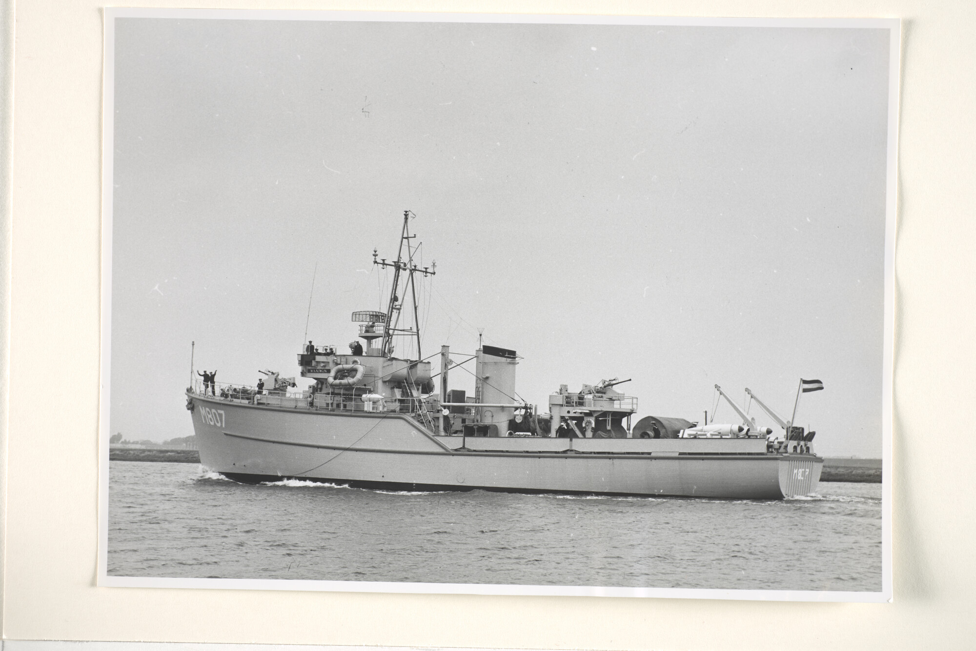 1995.1421; Fotos van de mijnenveger Hr.Ms. Waalwijk (M 807) kort na de overdracht [...]; fotoreportage