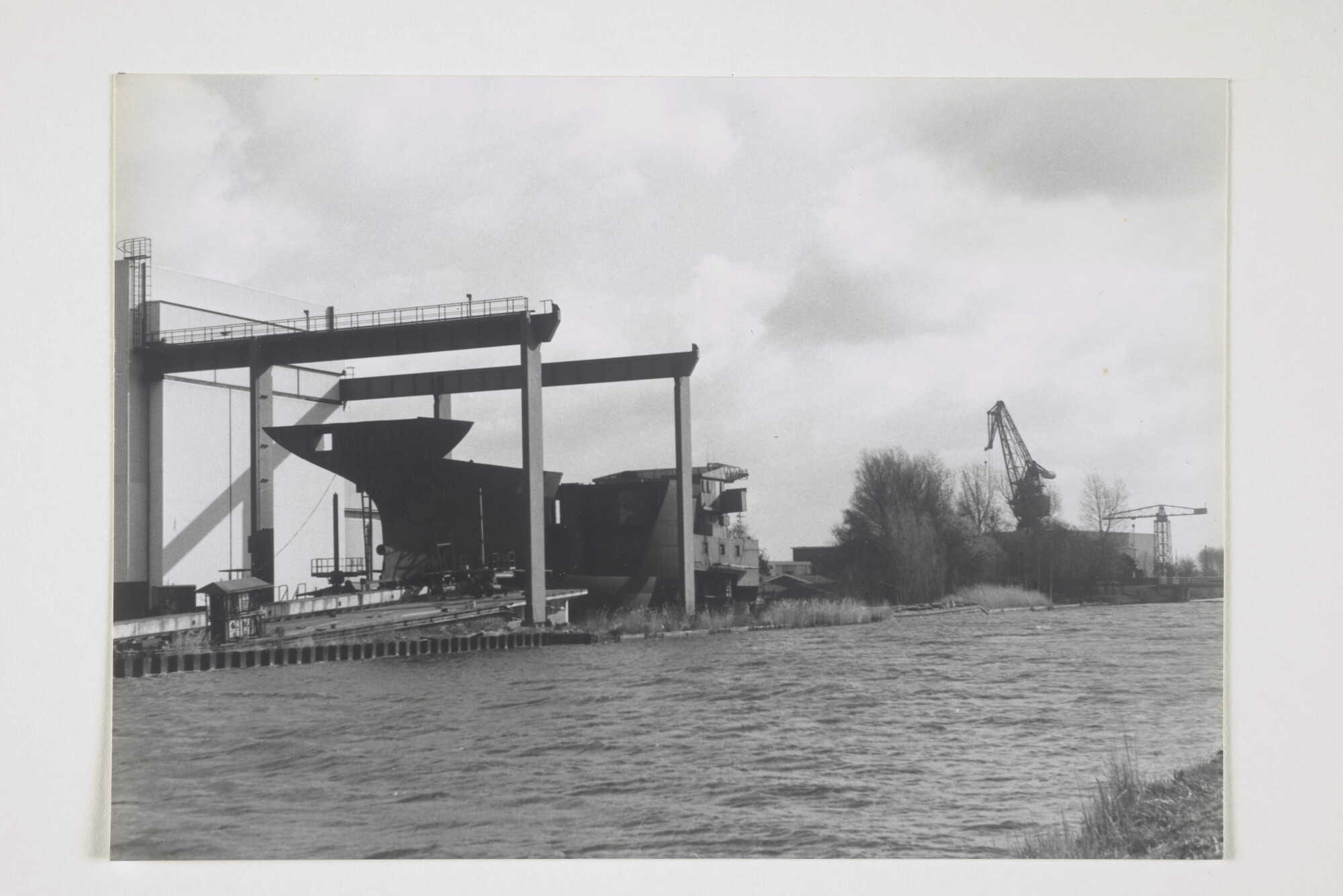 2000.1891; De scheepswerf van Gebroeders Van Diepen te Waterhuizen met een schip in aanbouw op de dwarshelling, omstreeks 1980; foto