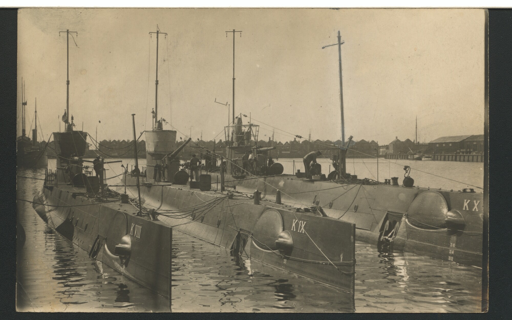 A.2867(01)012; Een aantal onderzeeboten, waaronder Hr.Ms. 'K VIII' en 'K IX'; prentbriefkaart