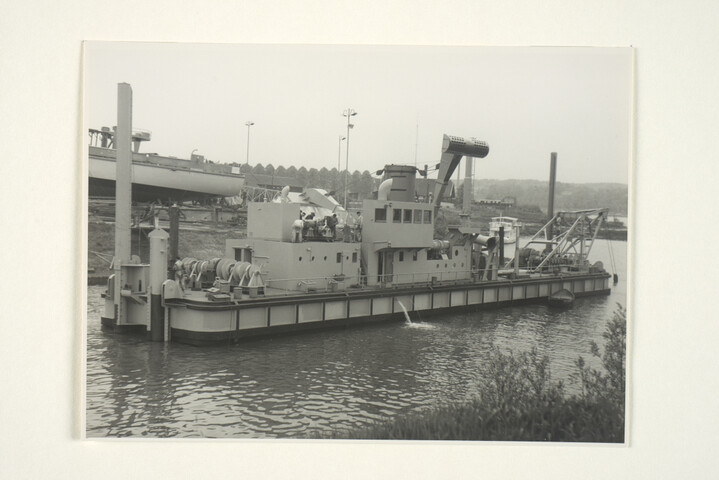 S.5219(12)0228; Foto's van het in bedrijf stellen de zandzuiger 'Sliedrecht XII', gebouwd op de dwarshelling van de ASM; fotoreportage