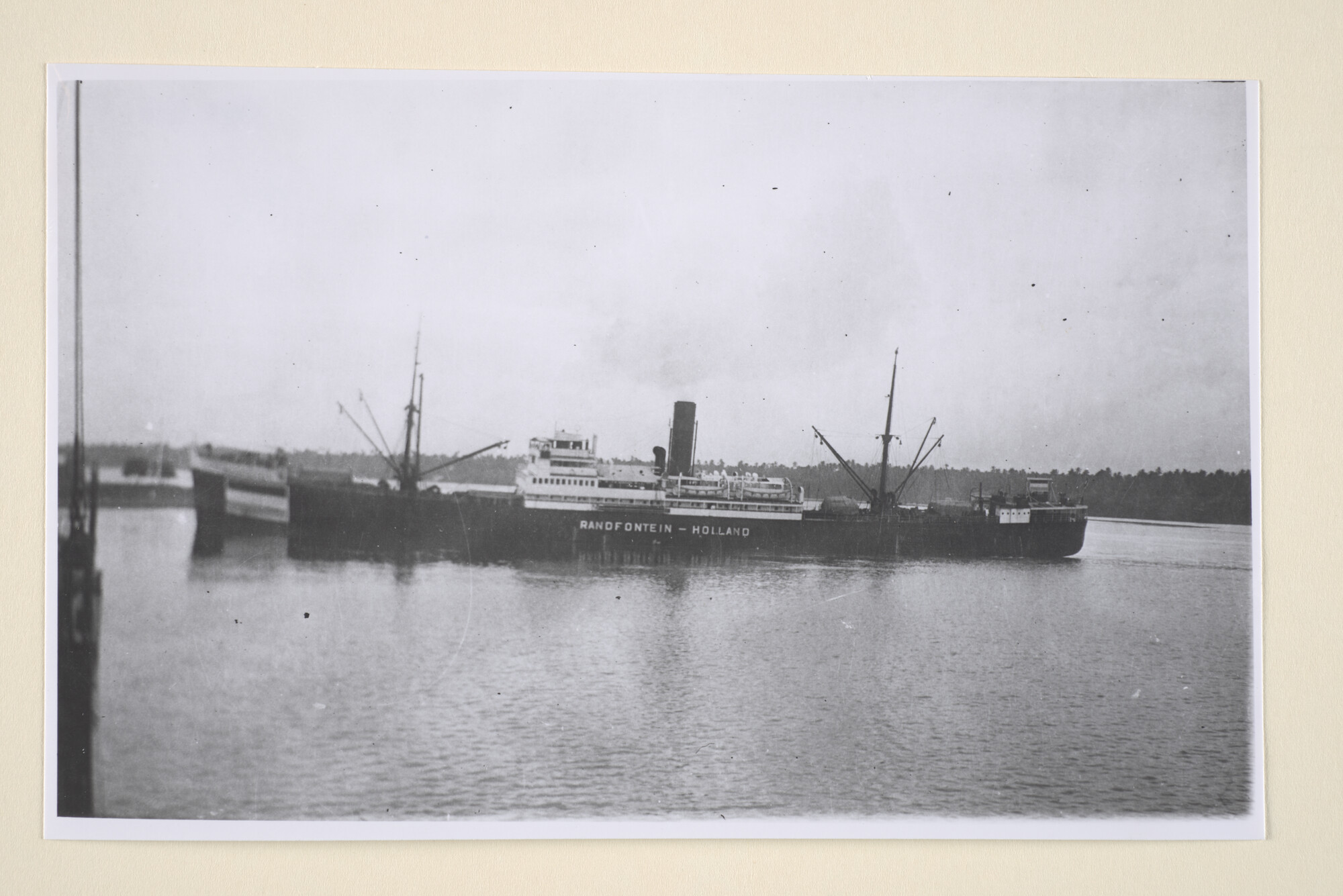 1995.5616; Negatief van het vracht- en passagiersschip ss. 'Randfontein' van de VNS, omstreeks 1939; negatief