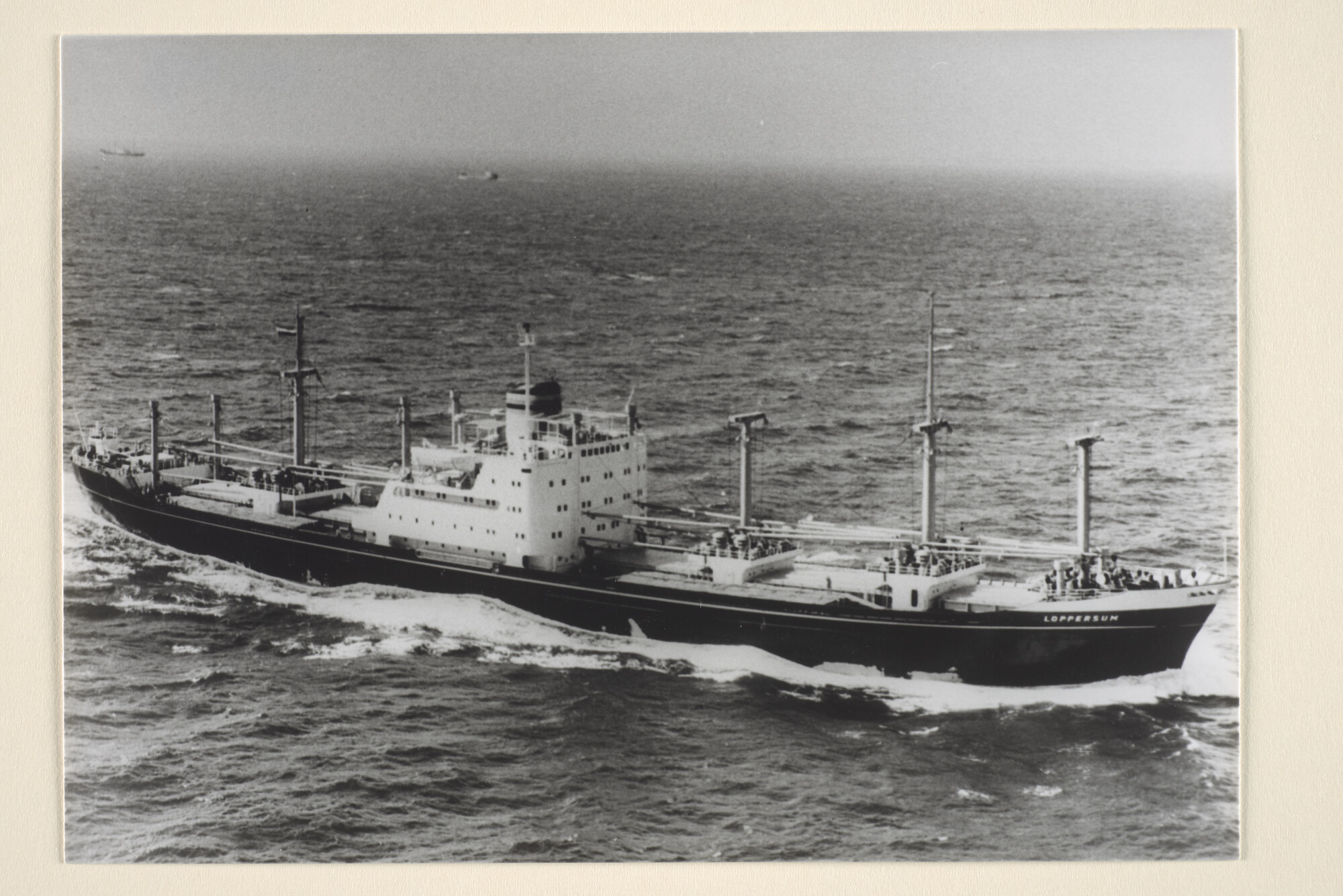 1995.7007; Een luchtfoto van het vrachtschip ms. 'Loppersum' van de NV; foto