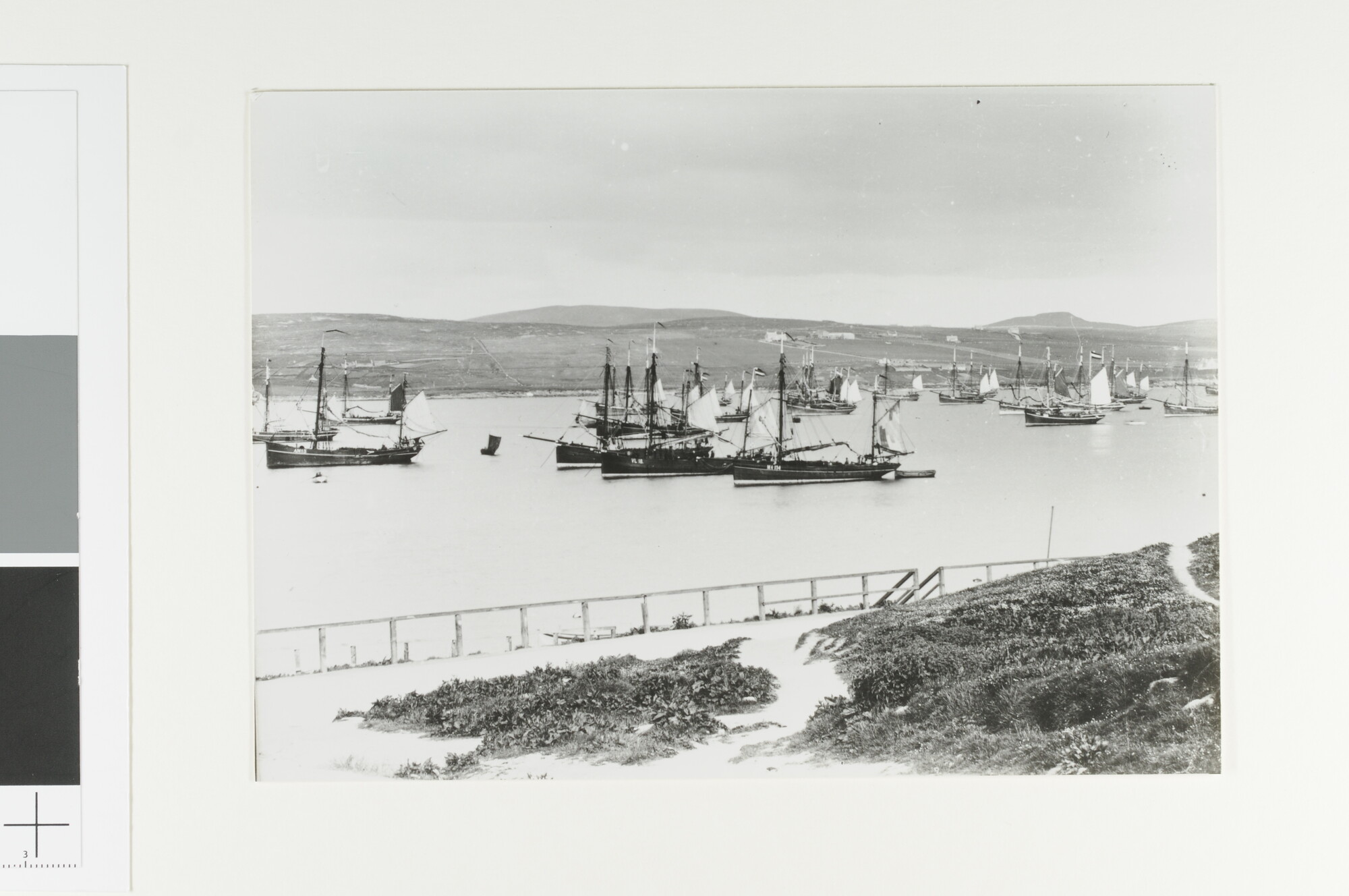 A.5044(15); Gezicht vanaf Lerwick op de voor anker liggende Nederlandse visservloot; foto