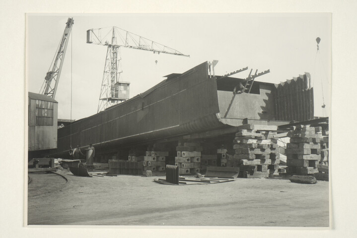 S.5219(12)0214; Foto's van de bouw van het zwavelzuurtankschip ms. 'Ina' op de langshelling van de ASM; fotoreportage