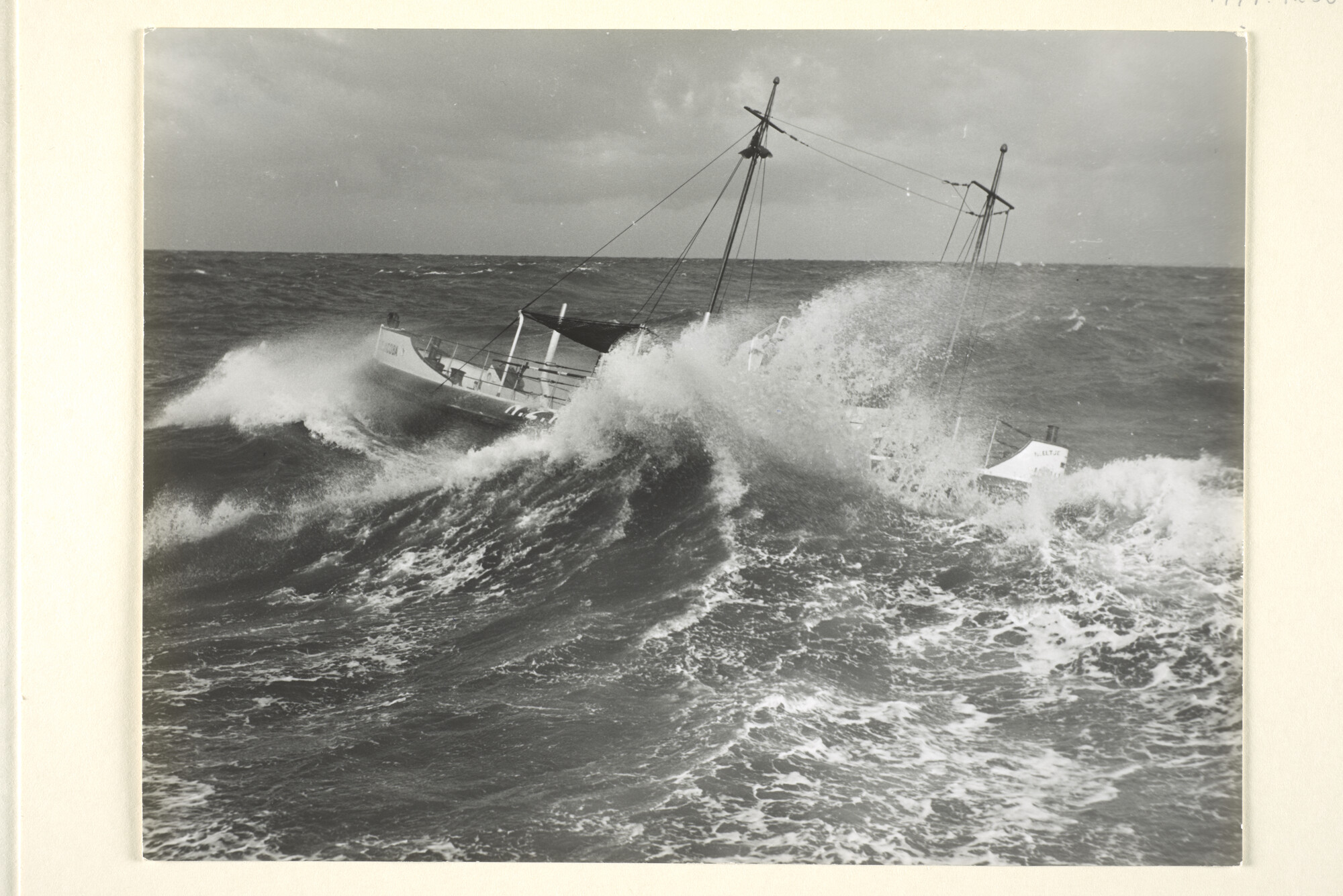 1997.1258; De motorreddingboot 'Neeltje Jacoba' van de KNZHRM op volle zee; foto