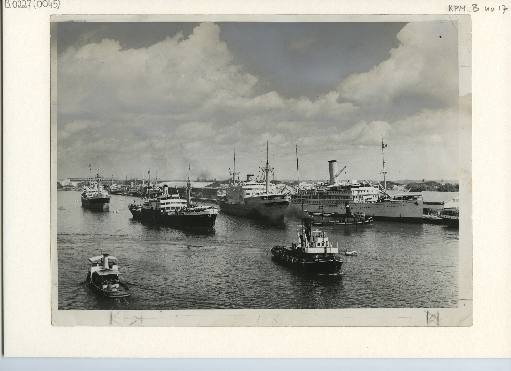 B.0227(0045); Foto van de haven van Tandjong Priok met oa. ss. Stagen, de sleepboot Jacobs; foto