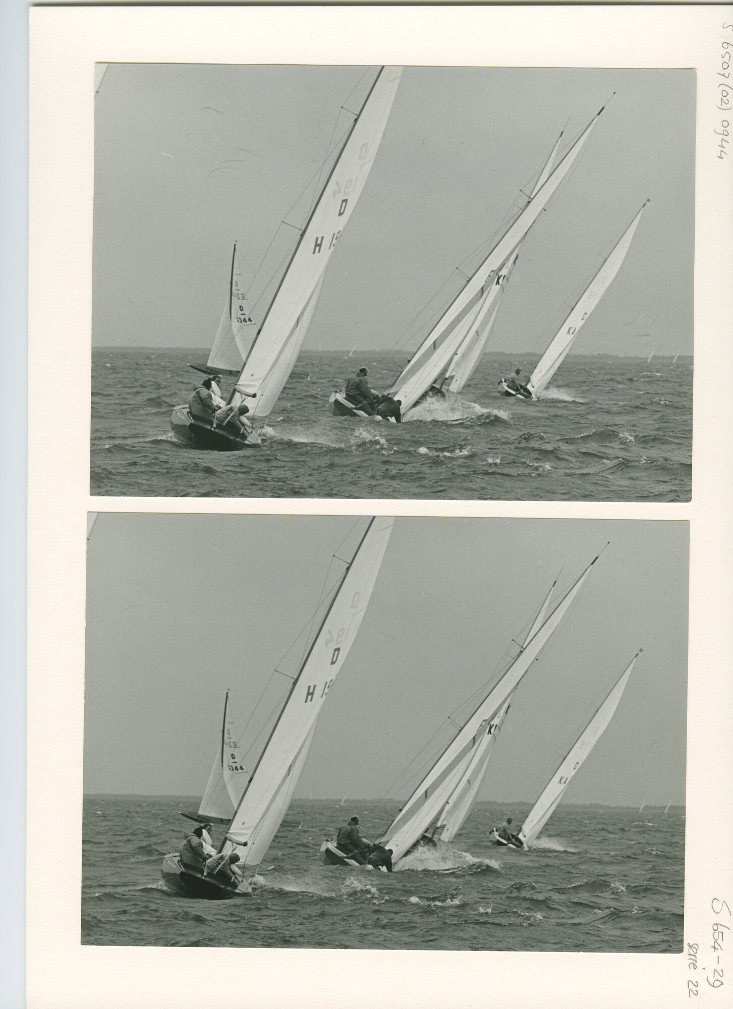 S.6507(02)0944.03; Zwart-wit foto van een wedstrijd in de Drakenklasse op het IJsselmeer voor Medemblik om de Internationale Dragon Gold Cup; foto
