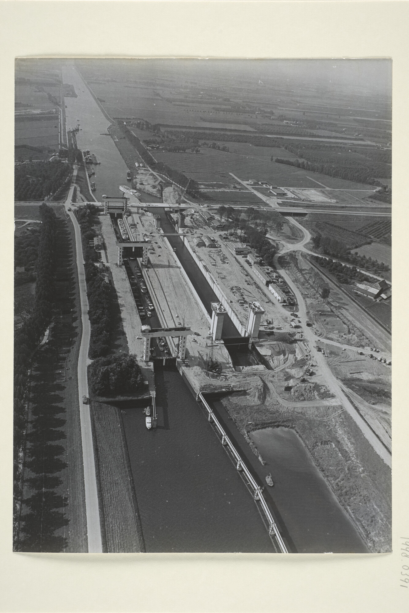 1998.0391; Luchtfotos van de uitbreiding van de sluis bij Wijk bij Duurstede in het Amsterdam-Rijnkanaal [...]; fotoreportage