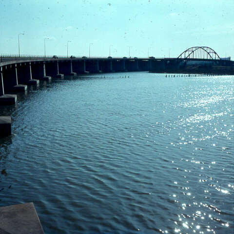 S.9100(1363); Dia van Schellingwouderbrug over buiten IJ, in tegenlicht; diapositief