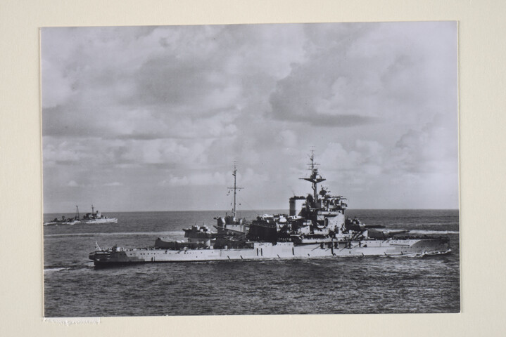 1994.6323; Het Britse slagschip HMS Warspite wordt begeleidt door de Hr.Ms. Jacob van Heemskerk; foto