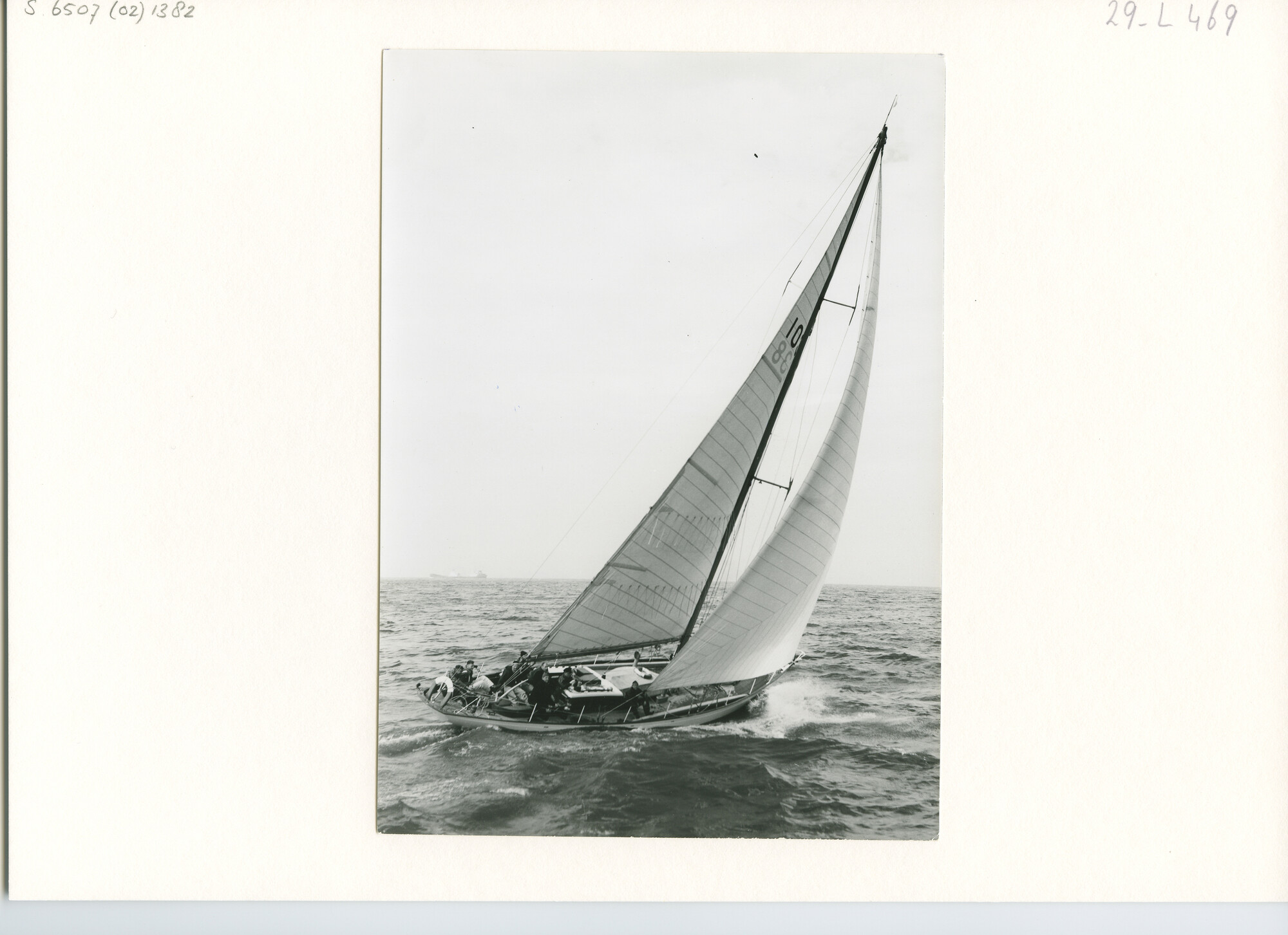 S.6507(02)1382.03; Zwart-wit foto van deelnemers aan de Hoek van Holland-Harwich-race aan de wind; foto