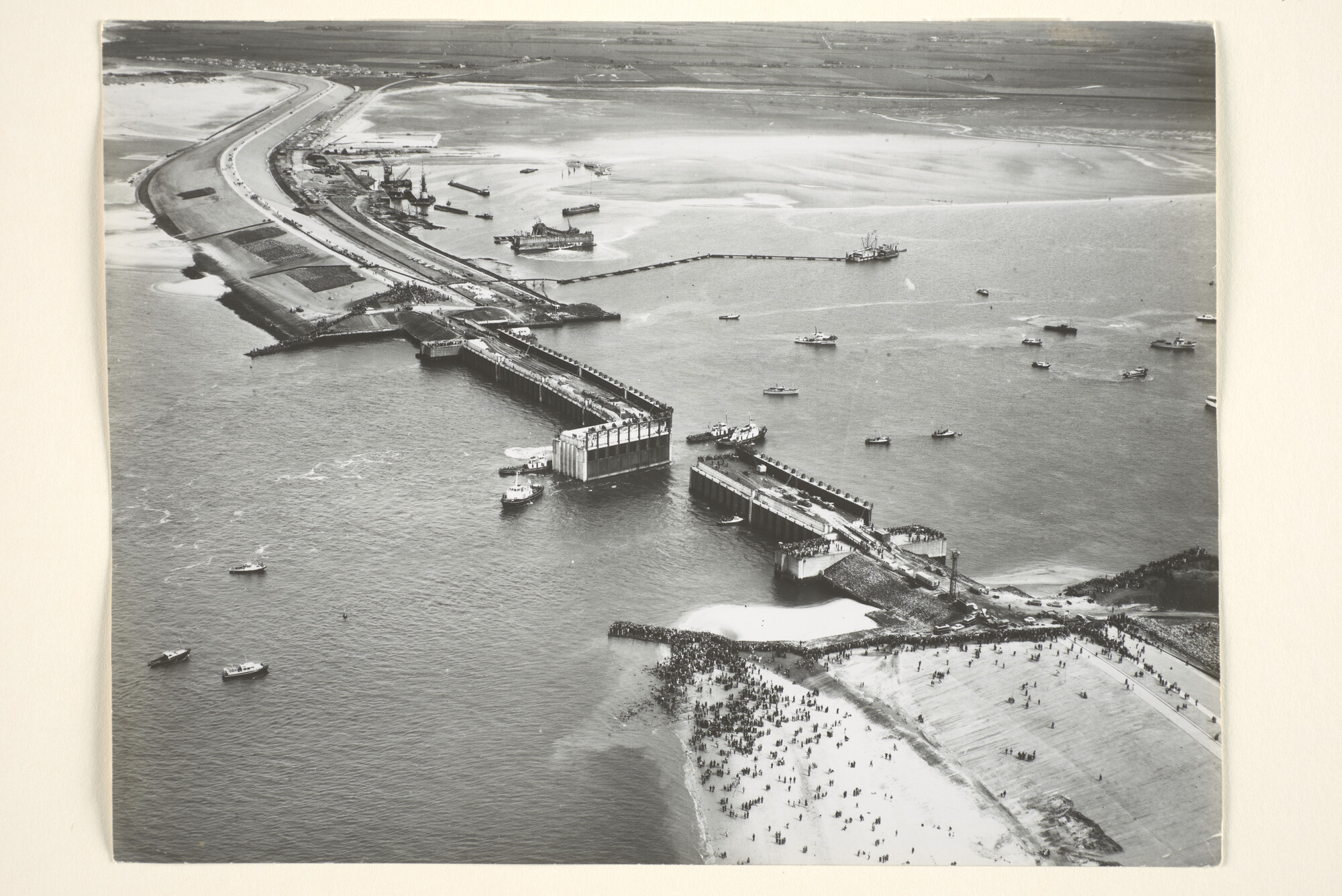 1996.3497; Luchtfotos van de afsluiting van het Veerse Gat in het kader van het Deltaplan [...]; fotoreportage