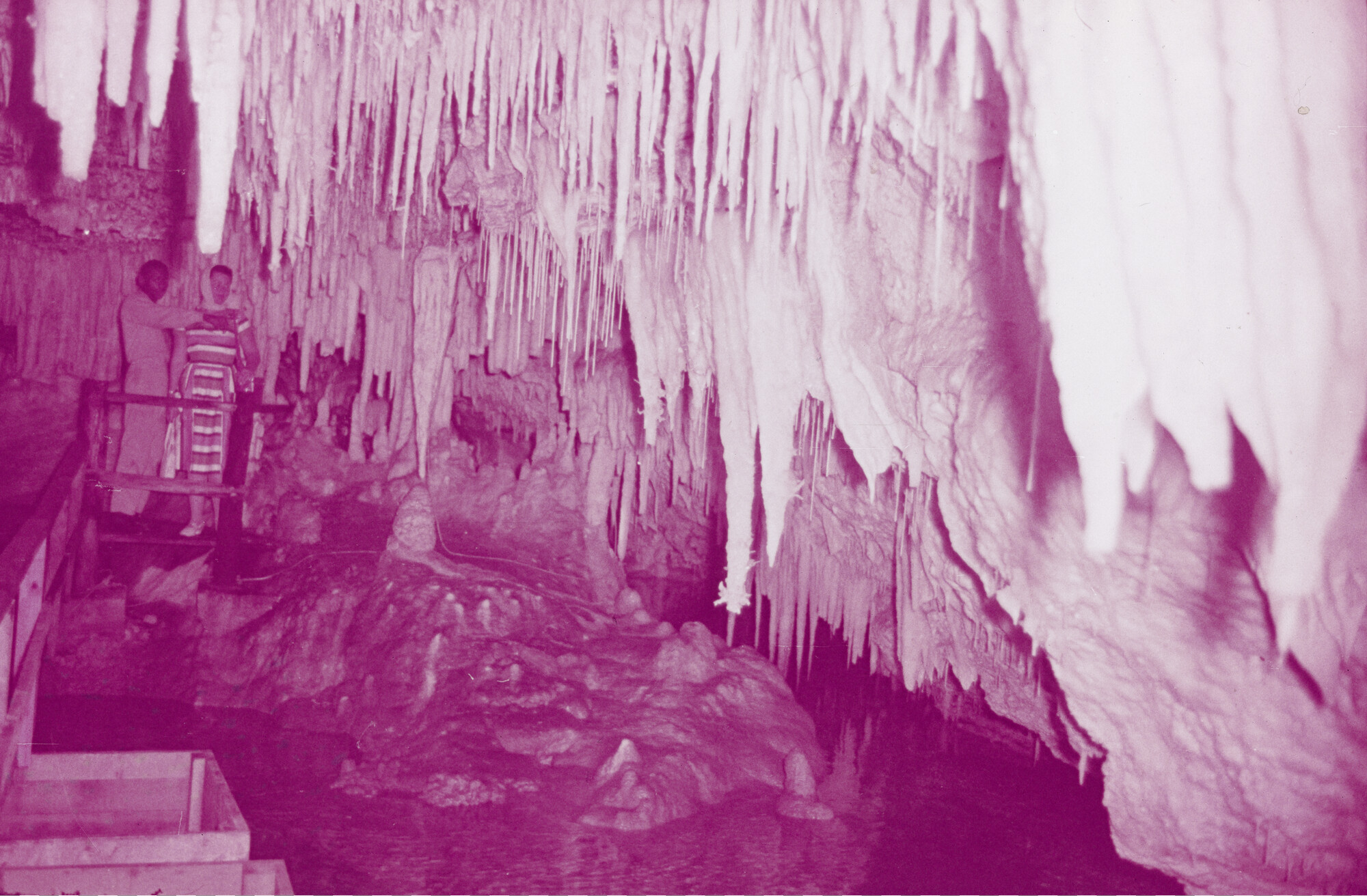 2015.0797; Dia van stalactieten in de Crystal Caves op Bermuda; diapositief