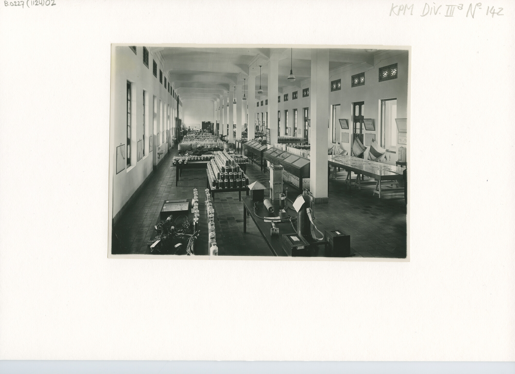 B.0227(1124)02; Interieurfoto's van het Museum Economische Botanie te Buitenzorg; foto
