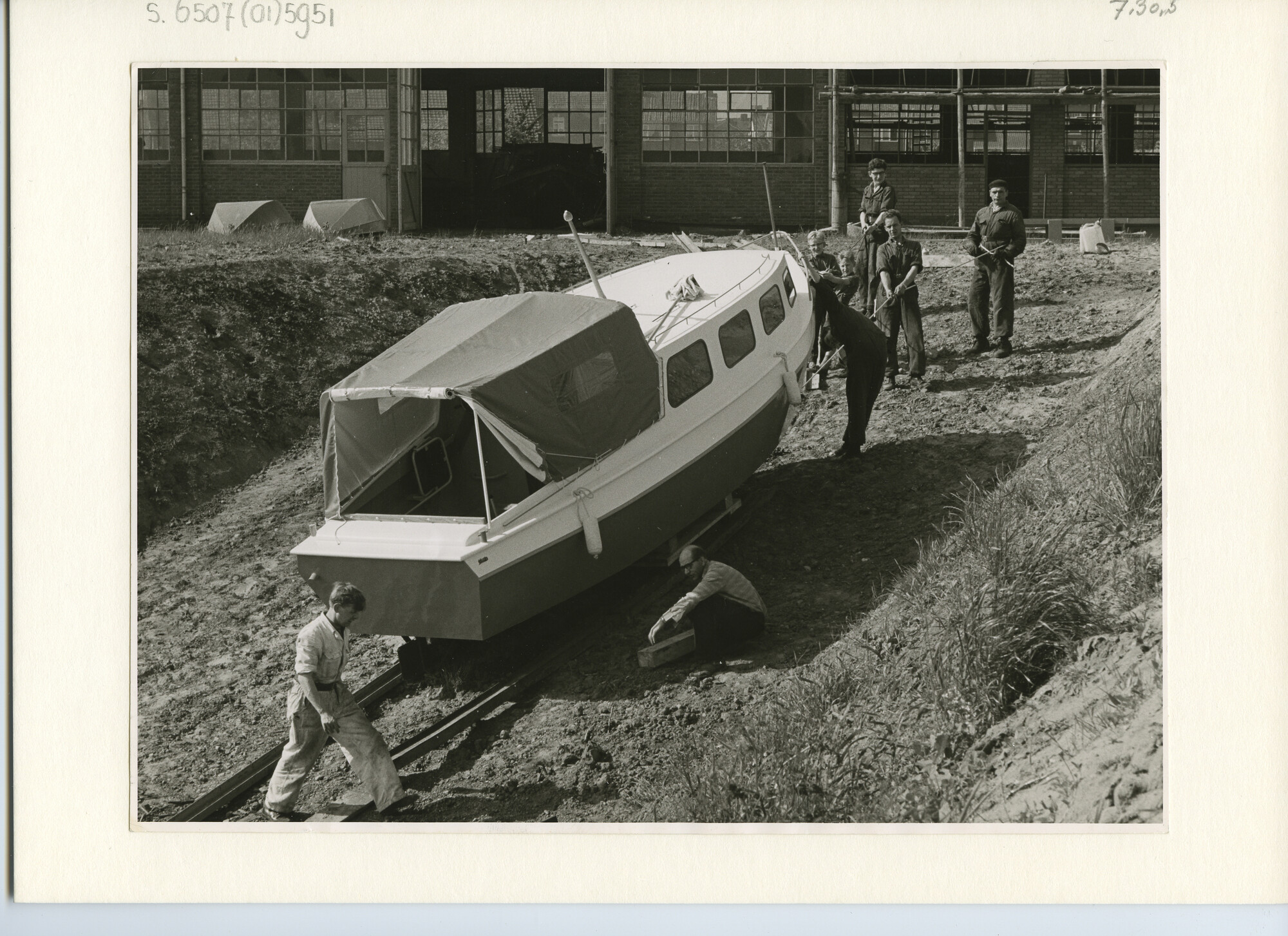 S.6507(01)5951; Foto van te waterlating van een stalen St. Josef-vlet bij jachtwerf St. Josef, Maasbracht; foto