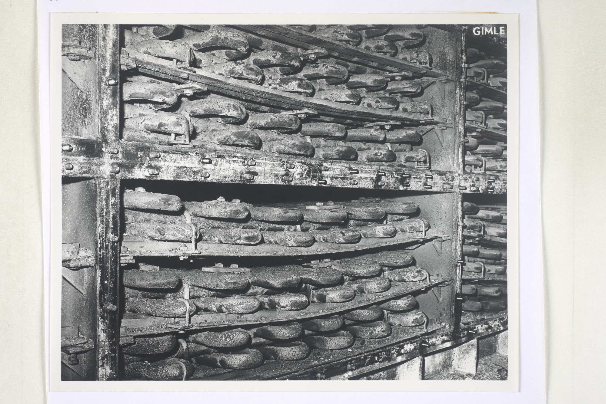 2000.3205; (Schade)fotos van beschadigingen aan de voortstuwingsinstallatie van de [...]; fotoreportage