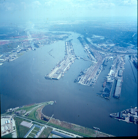 S.9100(2672); Dia (luchtfoto) Oostelijk Havengebied te Amsterdam; diapositief