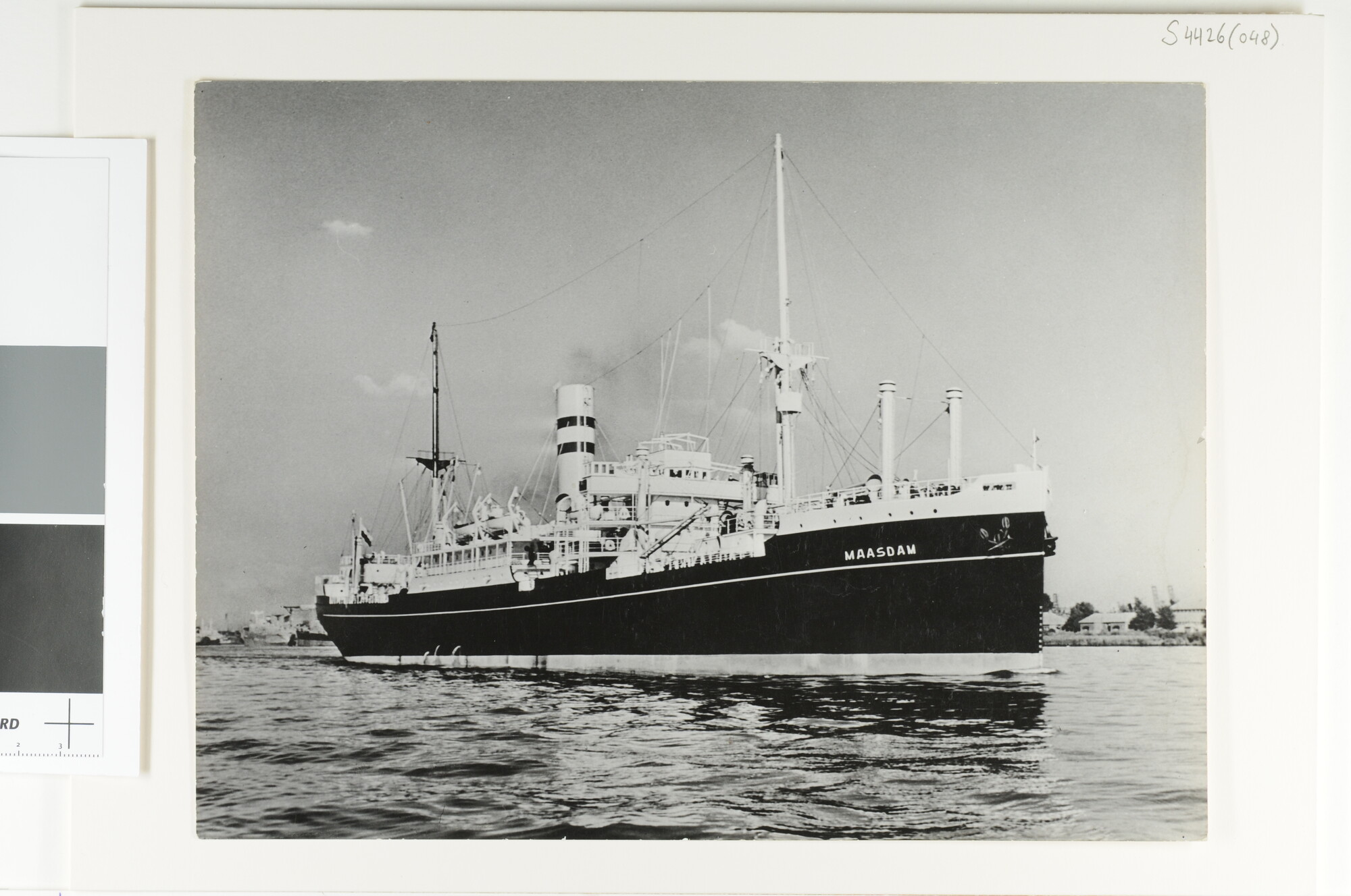 S.4426(048); Het vracht- en passagiersschip ss. 'Maasdam' van de Holland-Amerika Lijn; foto