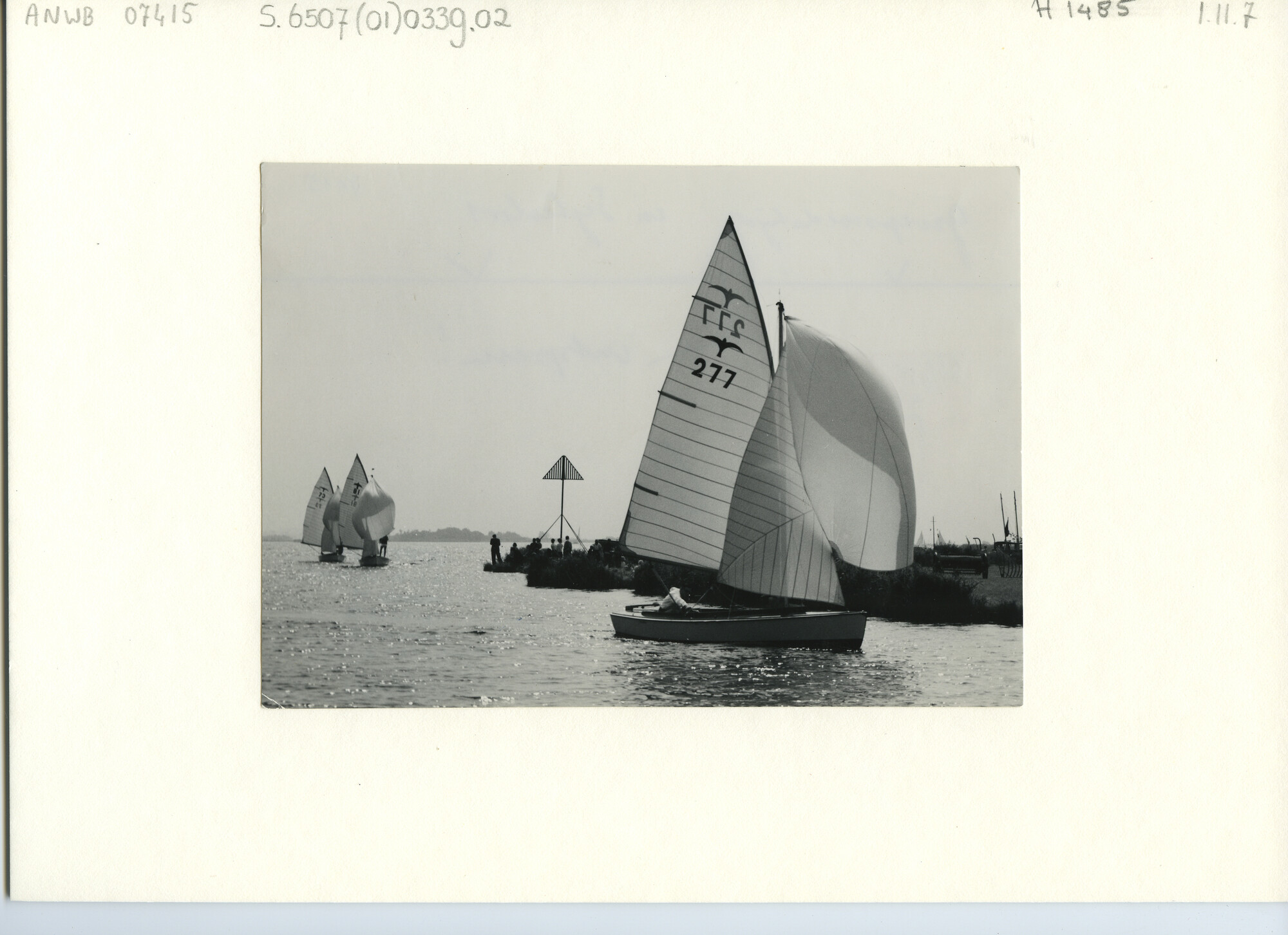 S.6507(01)0339.02; Foto van de Sneekweek 1955: Valken tijdens een groepswedstrijd voor de wind in de Sybesloot; foto