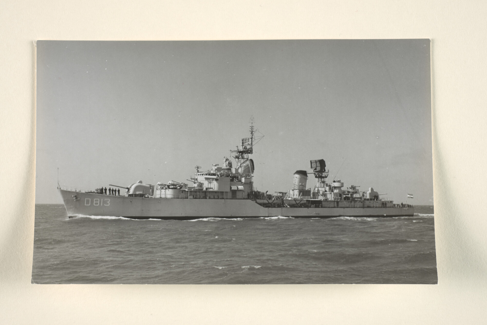 1994.7151; De onderzeebootjager Hr.Ms. 'Groningen' (D 813) op zee; foto