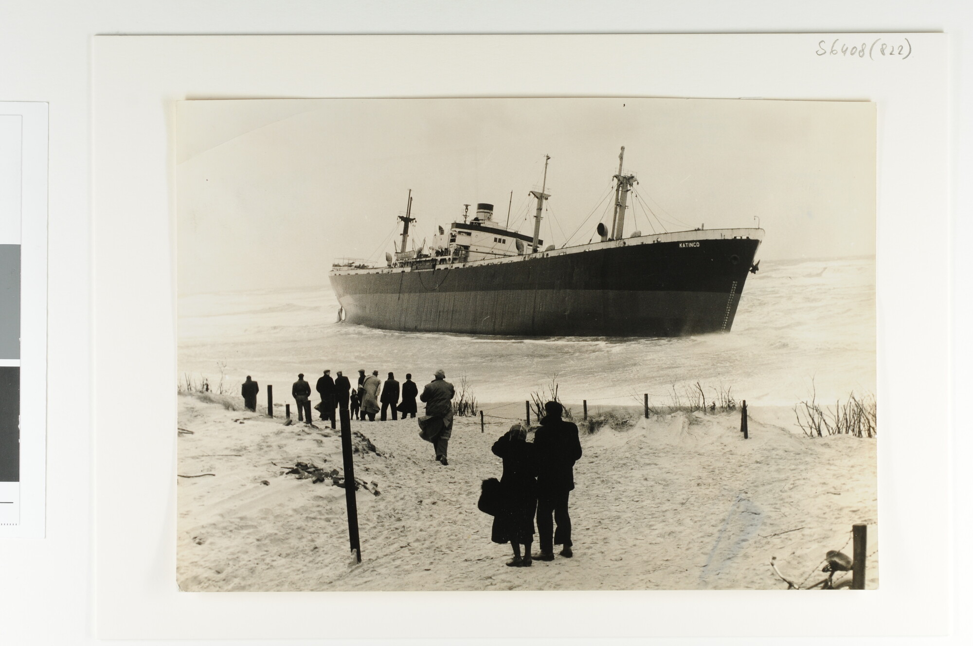 S.6408(0822); Belangstelling voor het op de kust van Bergen gestrande Panamese vrachtschip [...]; foto