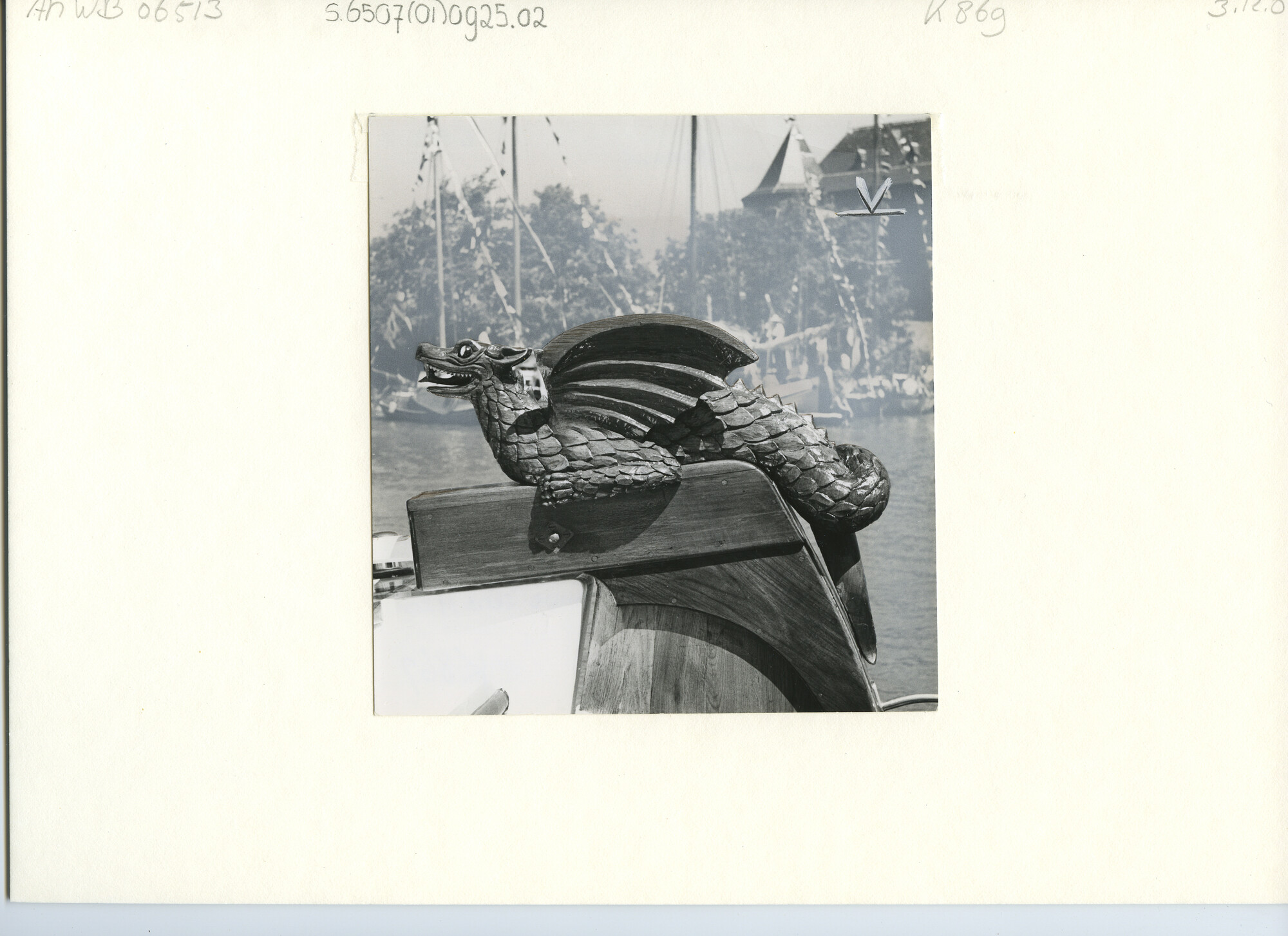 S.6507(01)0925.02; Foto van houtsnijwerk op het achterschot van de kajuit en het beeldje op het roer van Lemsteraak De Groene Draeck; foto