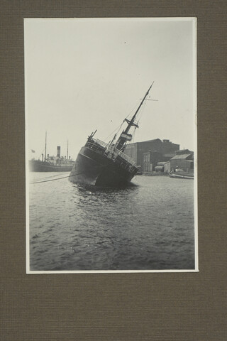 2001.1755; Omslag met vele foto's en knipsels van meest bergingsactiviteiten door Reederij v/h Gebroeders Goedkoop te Amsterdam in de periode 1929 / 1949; omslag