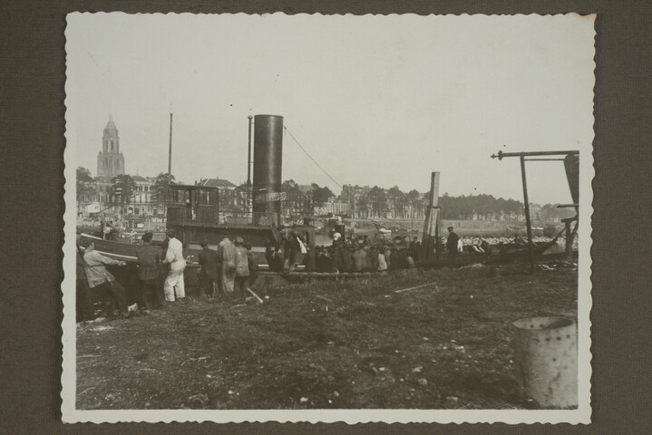 2001.1755; Omslag met vele foto's en knipsels van meest bergingsactiviteiten door Reederij v/h Gebroeders Goedkoop te Amsterdam in de periode 1929 / 1949; omslag